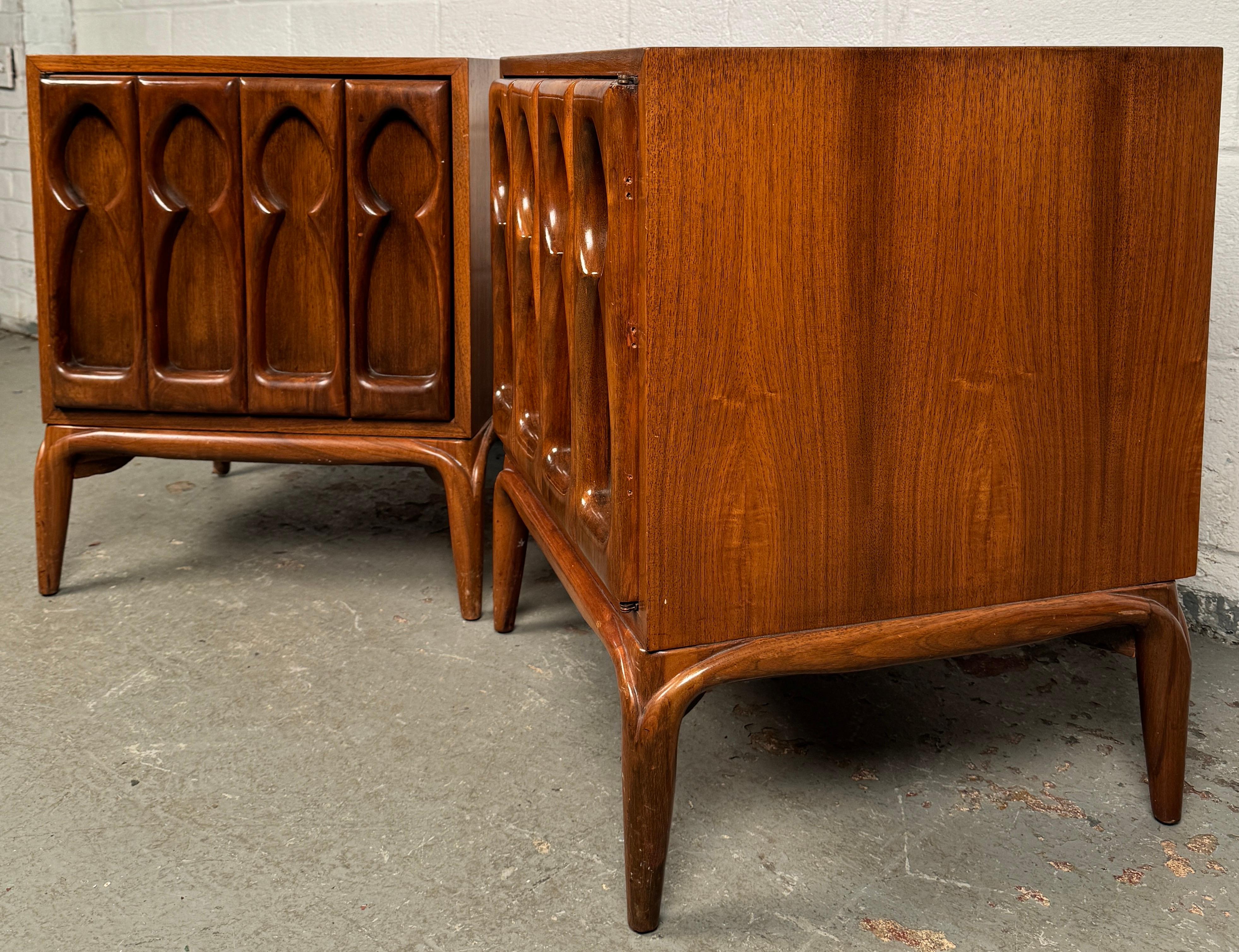 Mid-Century moderno Coppia di comodini scolpiti del metà del secolo scorso in vendita