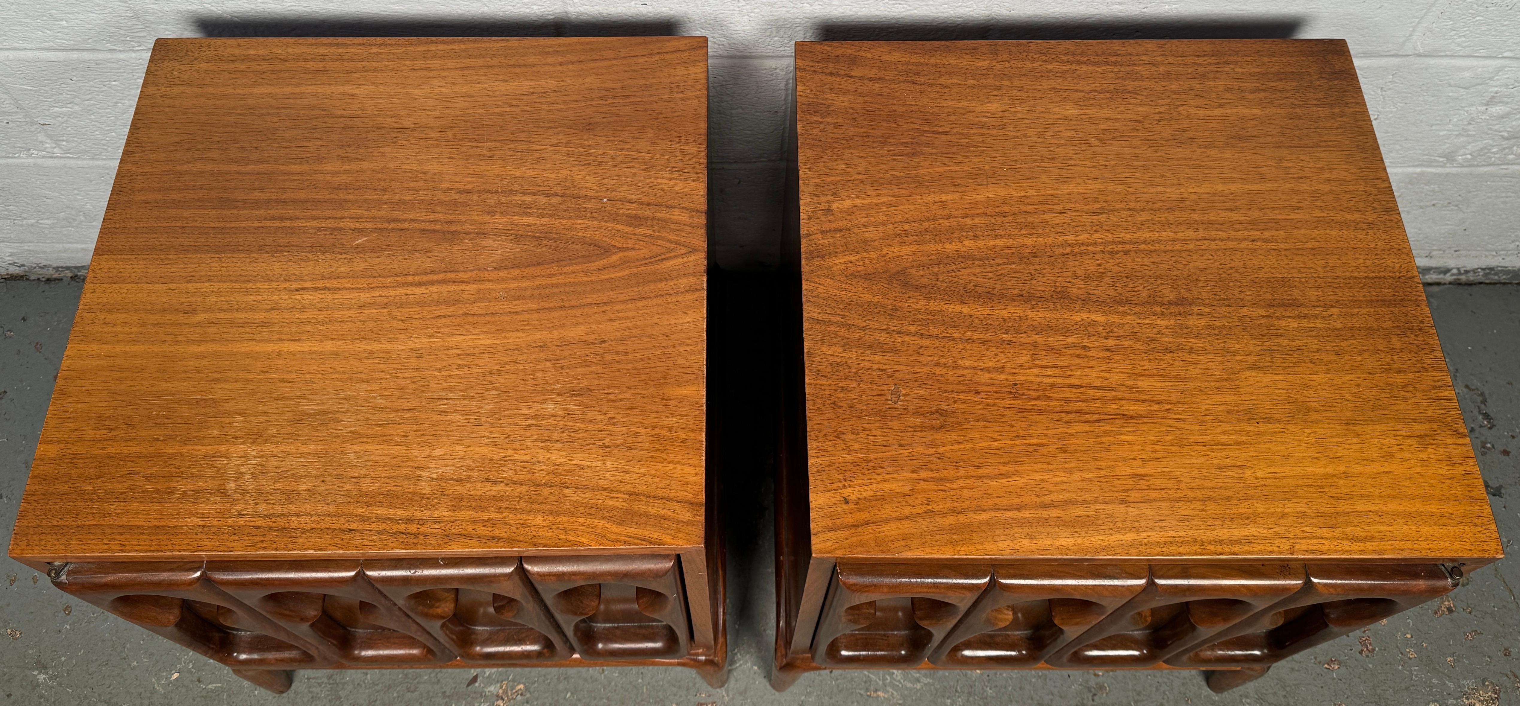 Legno Coppia di comodini scolpiti del metà del secolo scorso in vendita