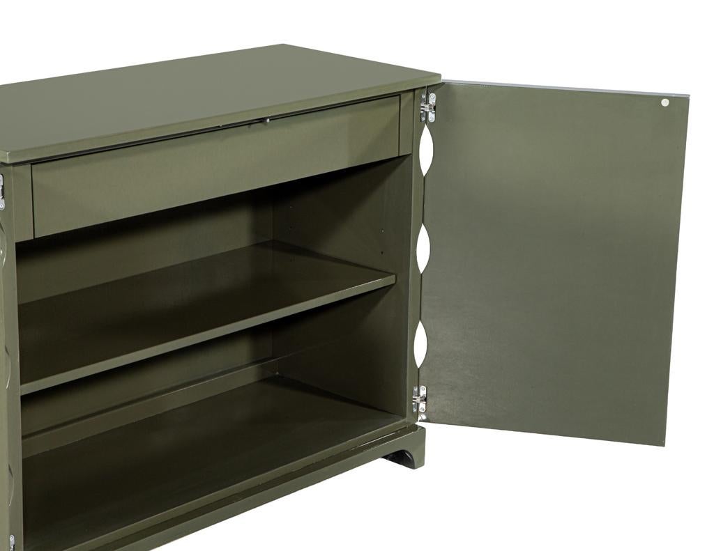 Legno Coppia di armadi scolpiti moderni laccati in vendita