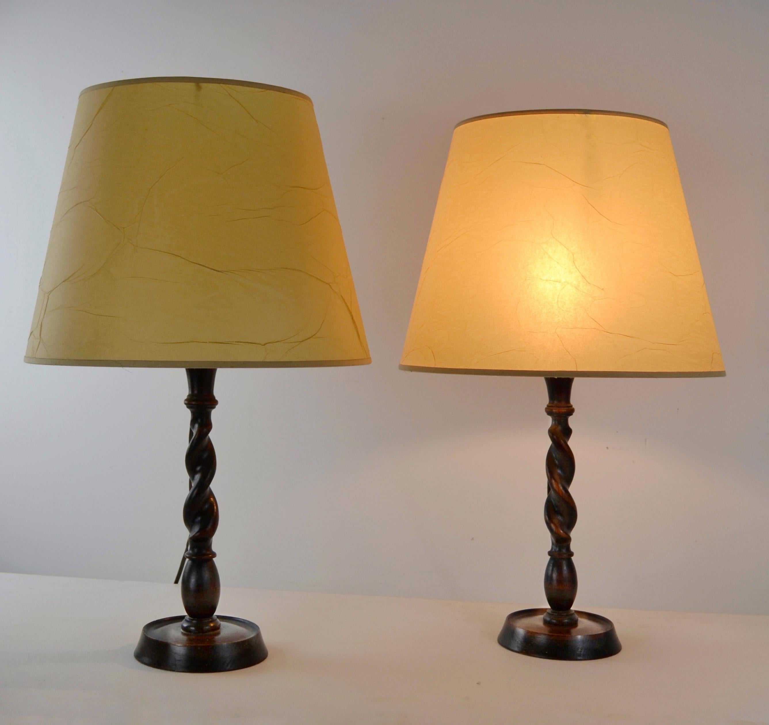 Coppia di lampade scolpite in Oak, metà del XX secolo - Francia In condizioni buone in vendita a SOTTEVILLE-LÈS-ROUEN, FR