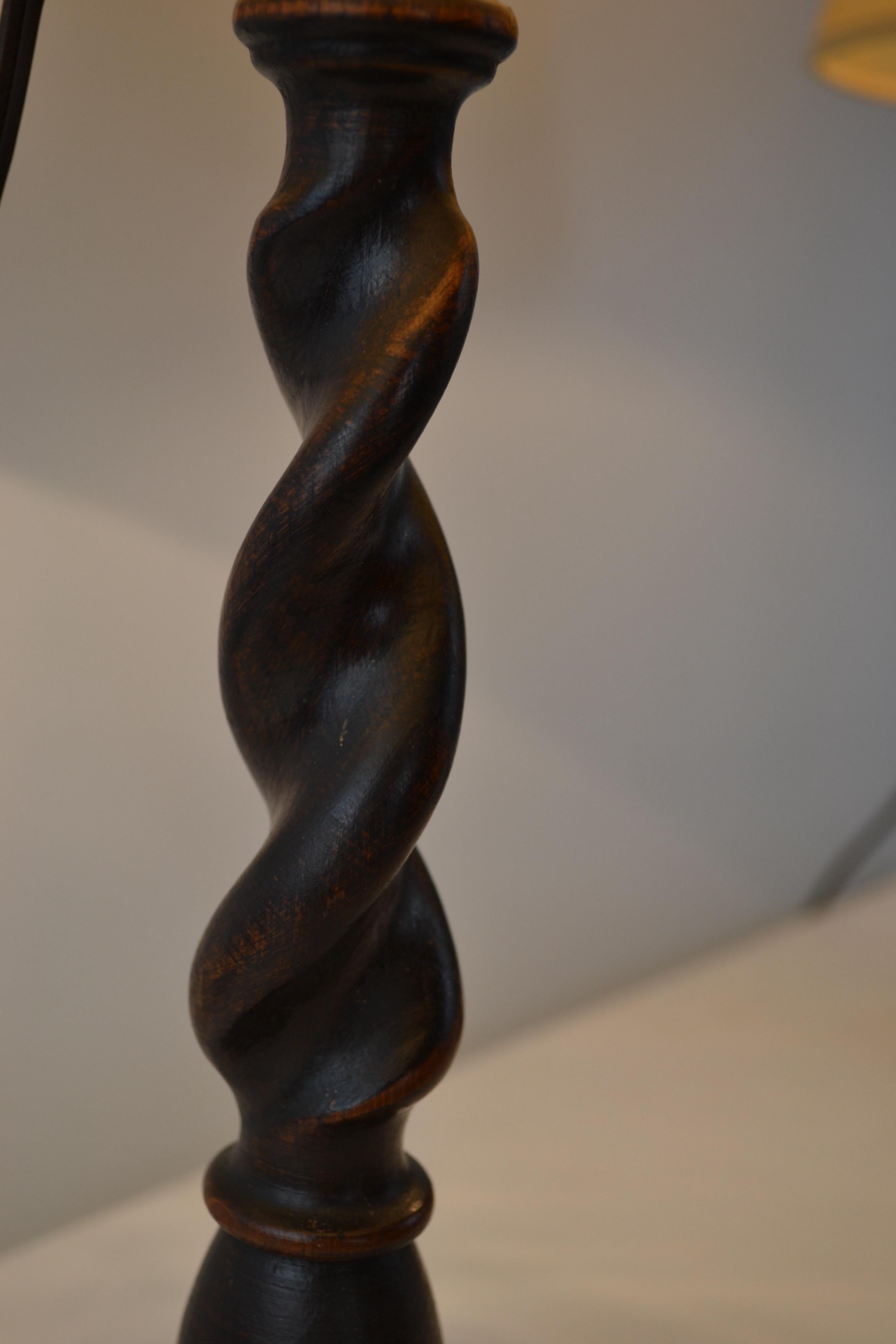 Coppia di lampade scolpite in Oak, metà del XX secolo - Francia in vendita 1
