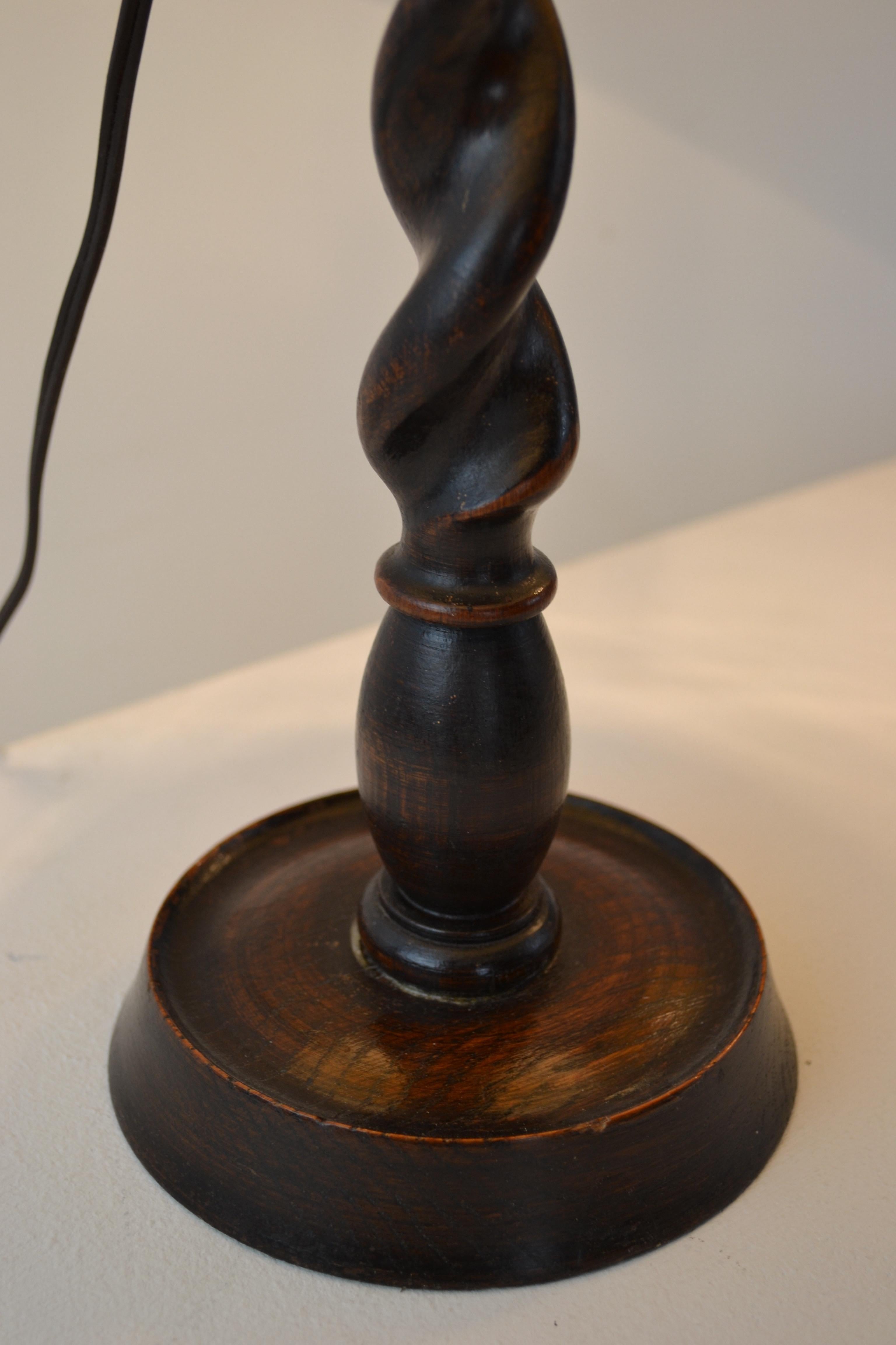 Coppia di lampade scolpite in Oak, metà del XX secolo - Francia in vendita 2
