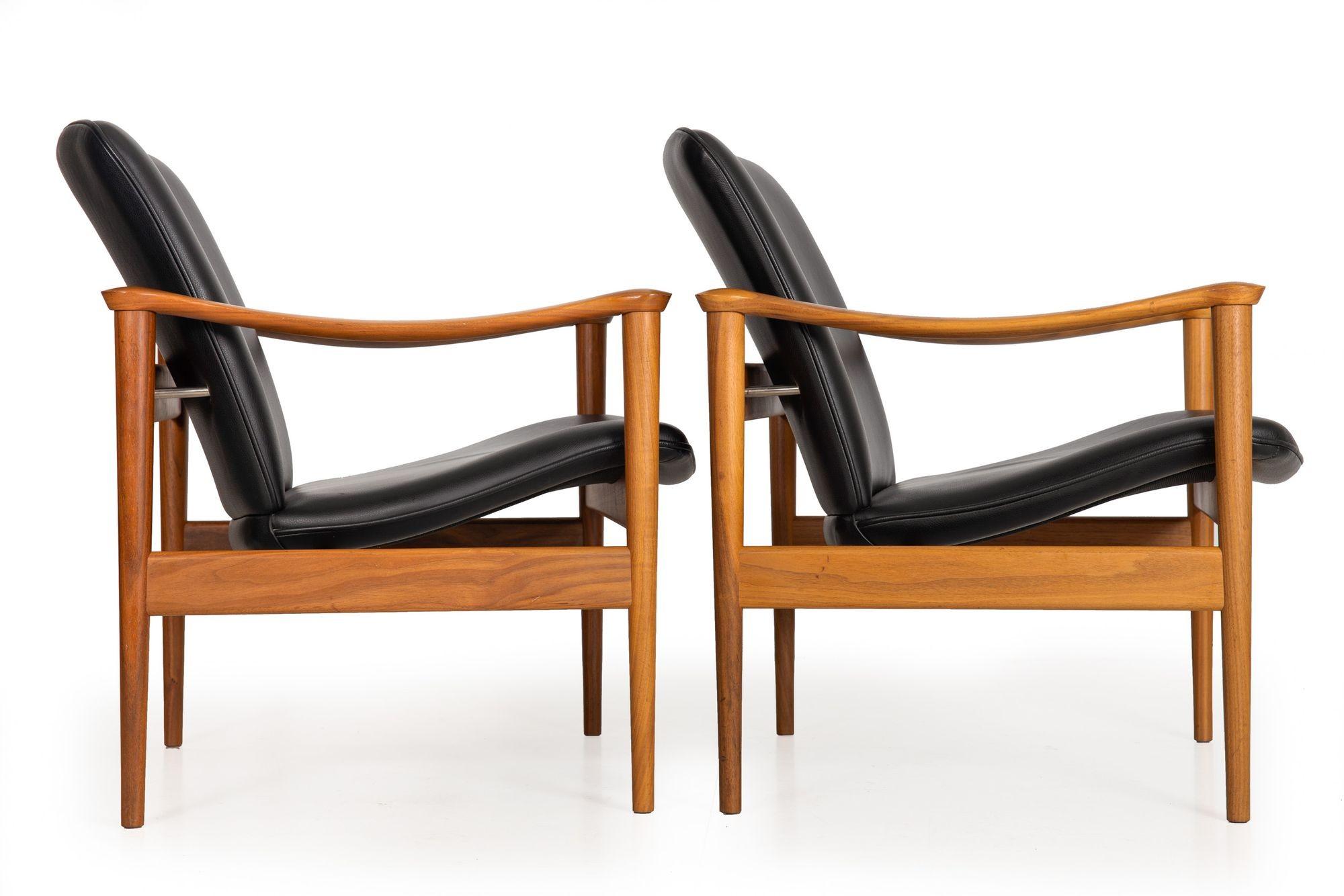 Modern Pair of Sculpted Walnut no. 711 Lounge Arm Chairs by Frederik Kayser For Sale