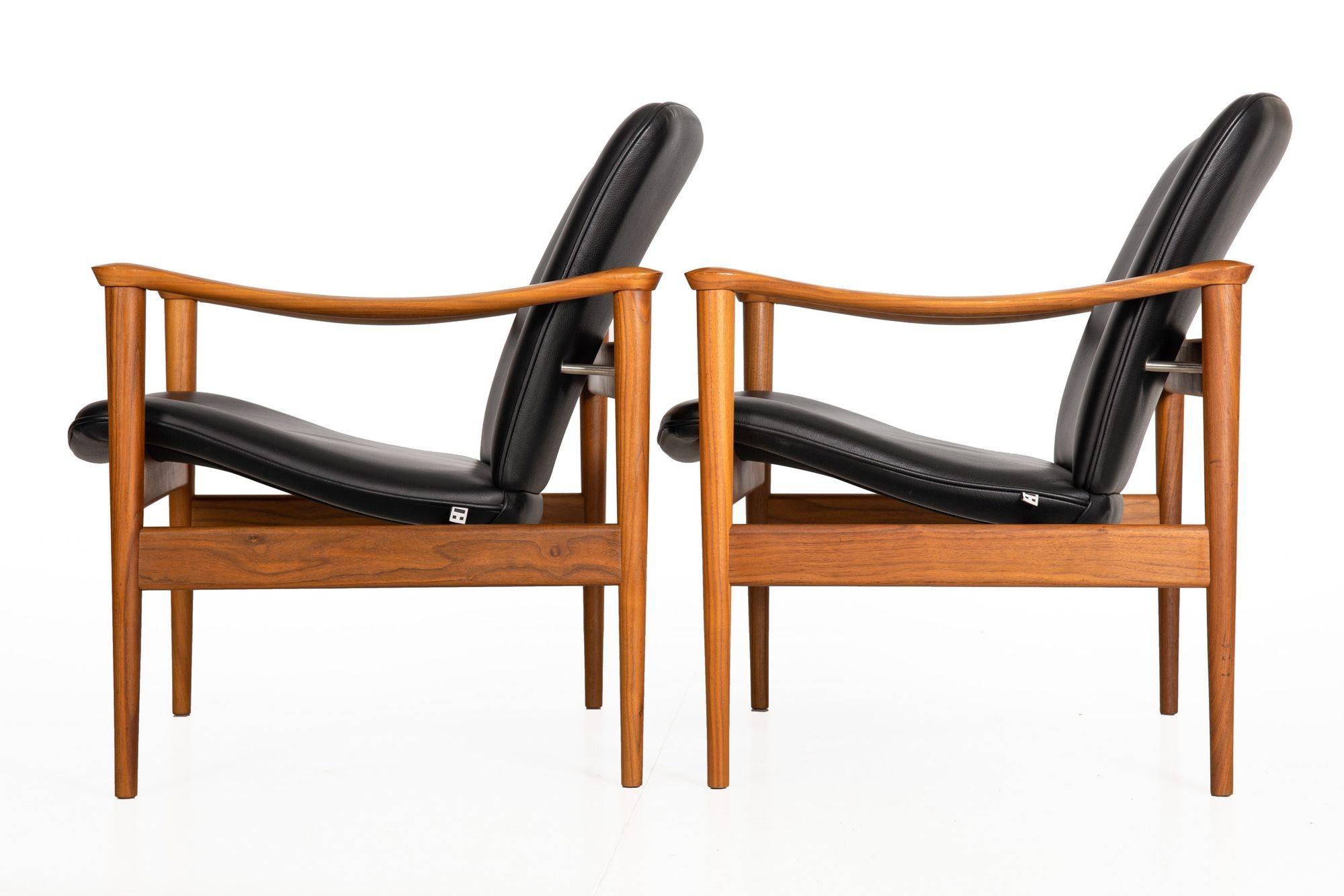 Norwegian Pair of Sculpted Walnut no. 711 Lounge Arm Chairs by Frederik Kayser For Sale