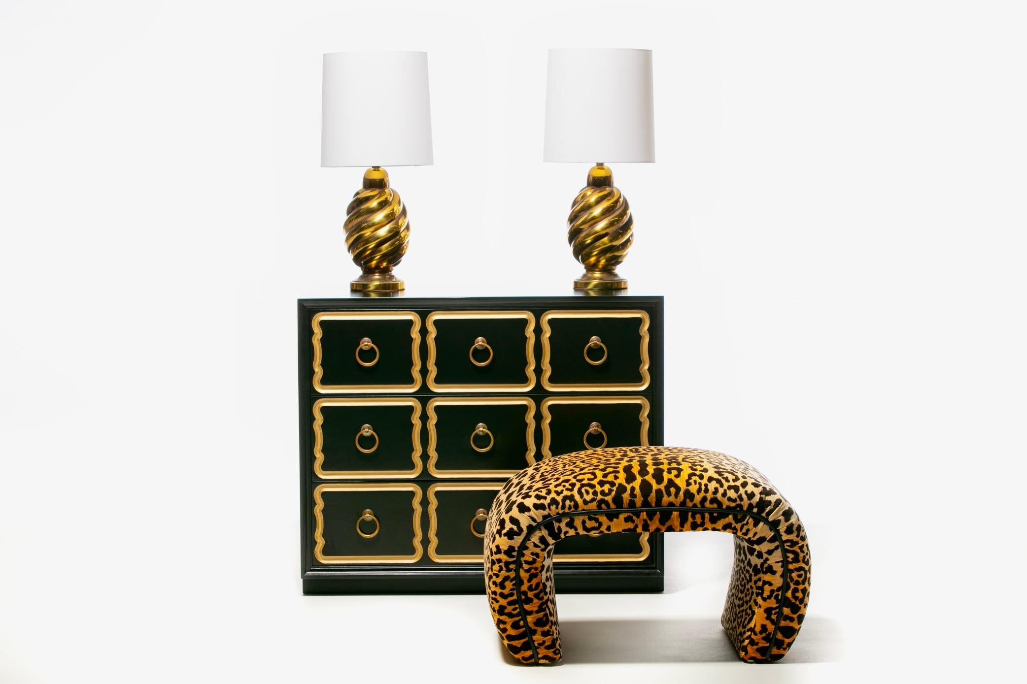 Mid-Century moderno Coppia di lampade scultoree a spirale in ottone degli anni '70 in vendita