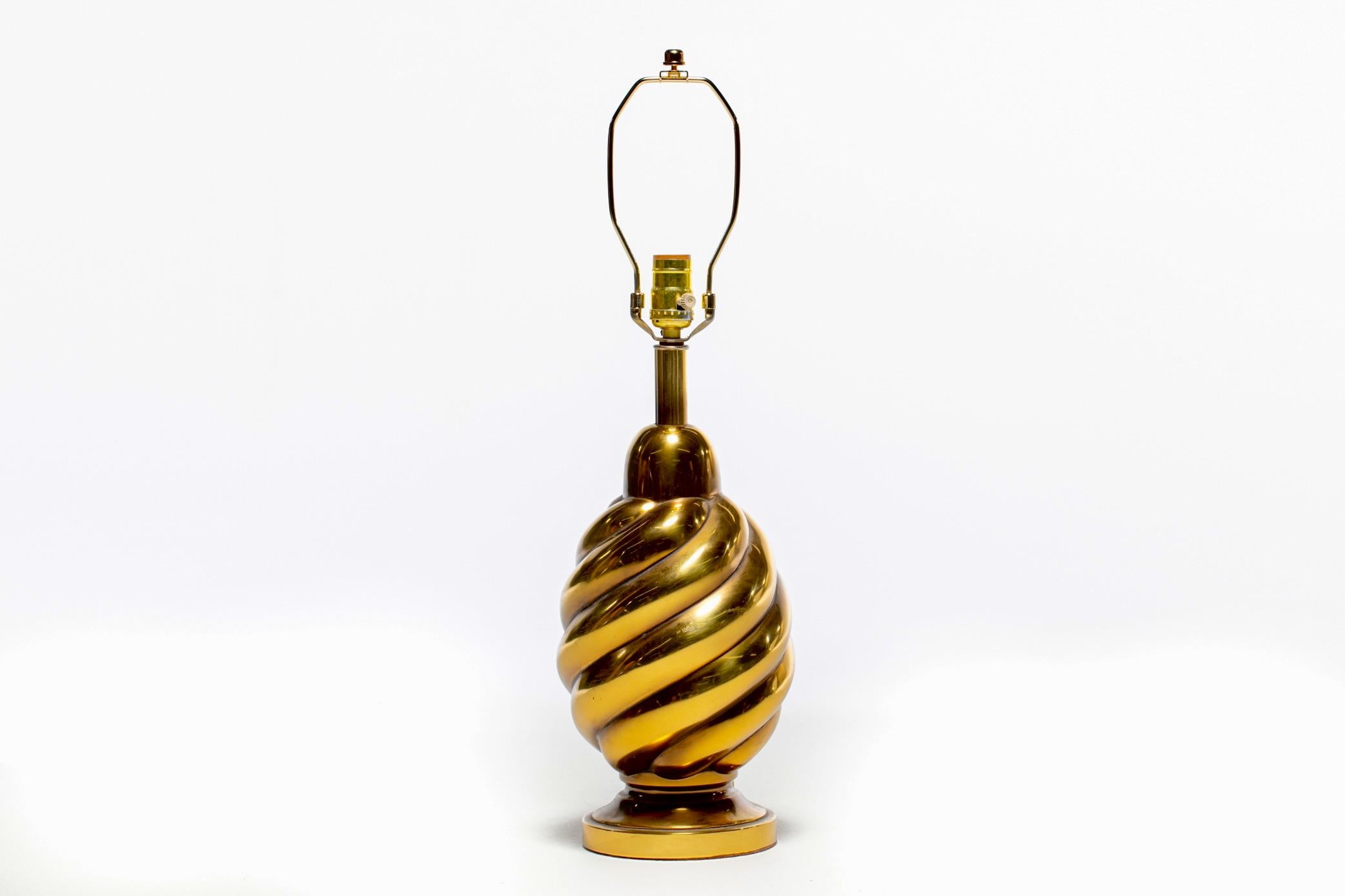 Fine XX secolo Coppia di lampade scultoree a spirale in ottone degli anni '70 in vendita