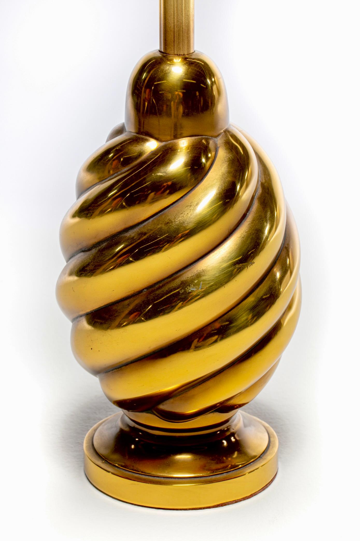 Ottone Coppia di lampade scultoree a spirale in ottone degli anni '70 in vendita