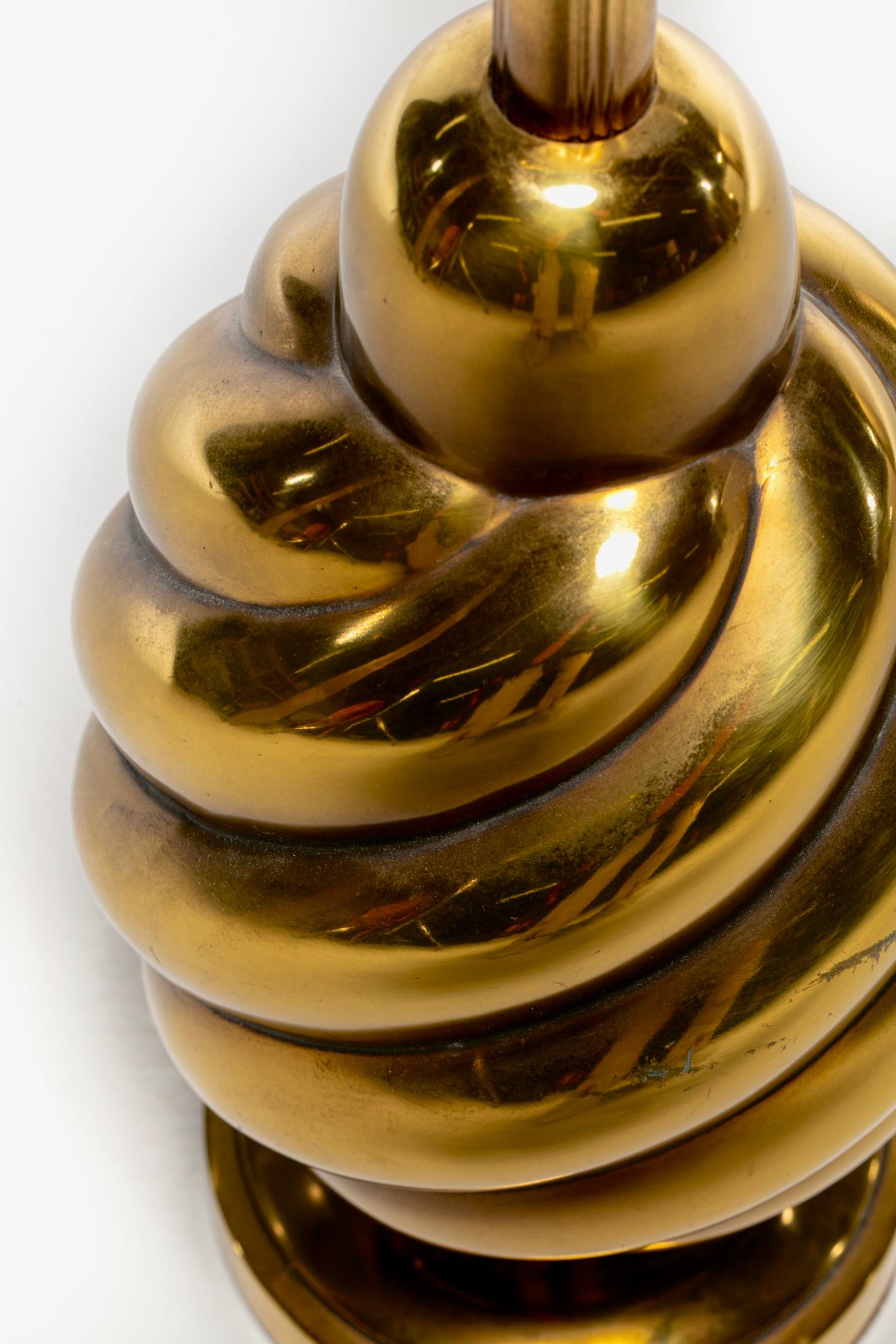 Coppia di lampade scultoree a spirale in ottone degli anni '70 in vendita 1