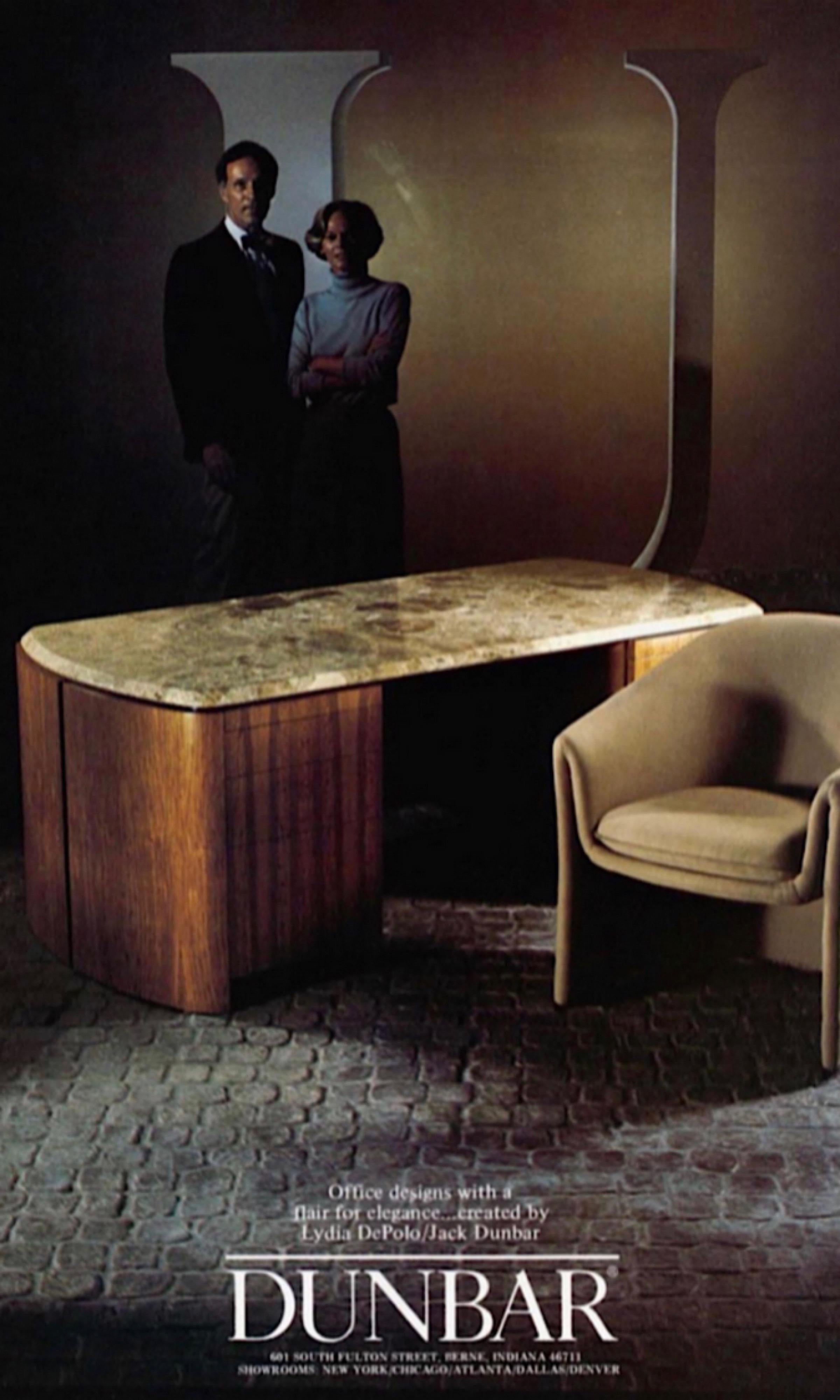 Sulfureuse paire de chaises sculpturales Dunbar fraîchement transportées des années 1970, maintenant en bouclé ivoire. Créées par Lydia dePolo et Jack Dunbar, ces chaises sont parfaites pour l'acheteur qui aime tellement les meubles sculpturaux de