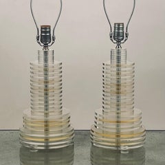 Coppia di lampade a disco scultoree in lucite trasparente e colorata degli anni '70