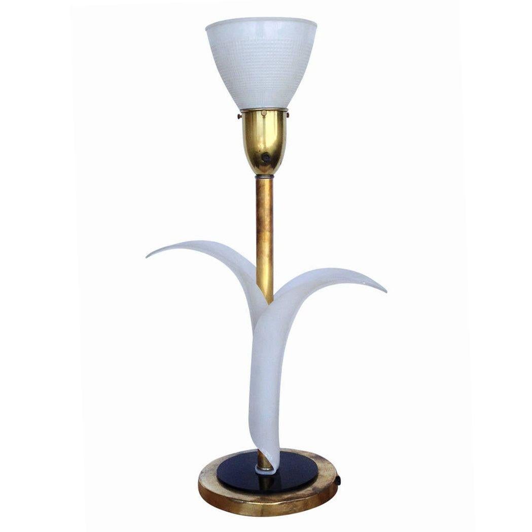 Questo raro set di lampade da tavolo degli anni '70 di Rembrandt Lamp presenta fusti a forma di foglia elegantemente realizzati in acrilico color avorio. L'acrilico avvolge la base in ottone e il dorso verniciato di nero. Le lampade sono rifinite