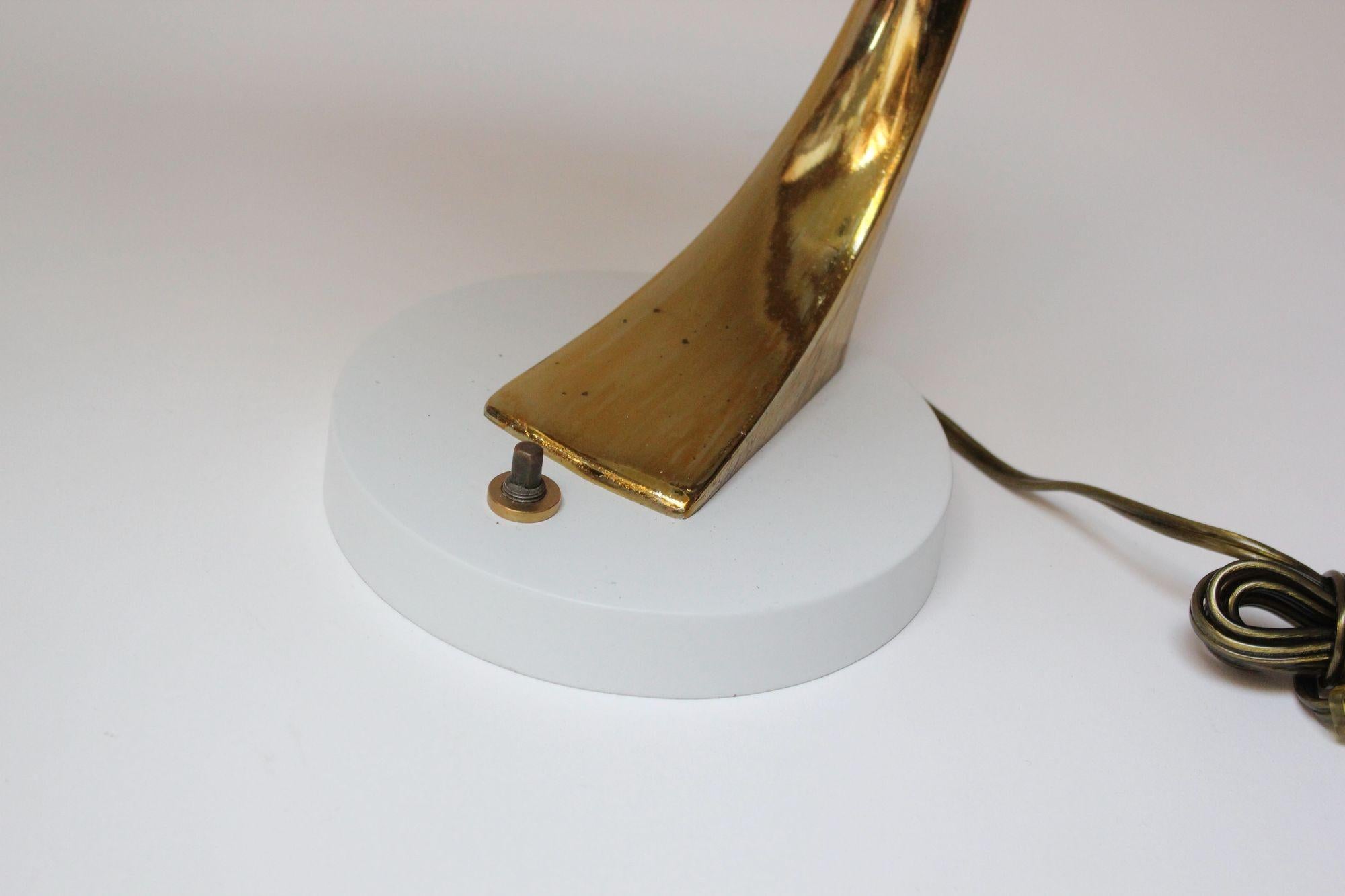 Ein Paar skulpturale verstellbare Tischlampen aus Metall und Messing mit Messingausführung von Laurel im Angebot 8