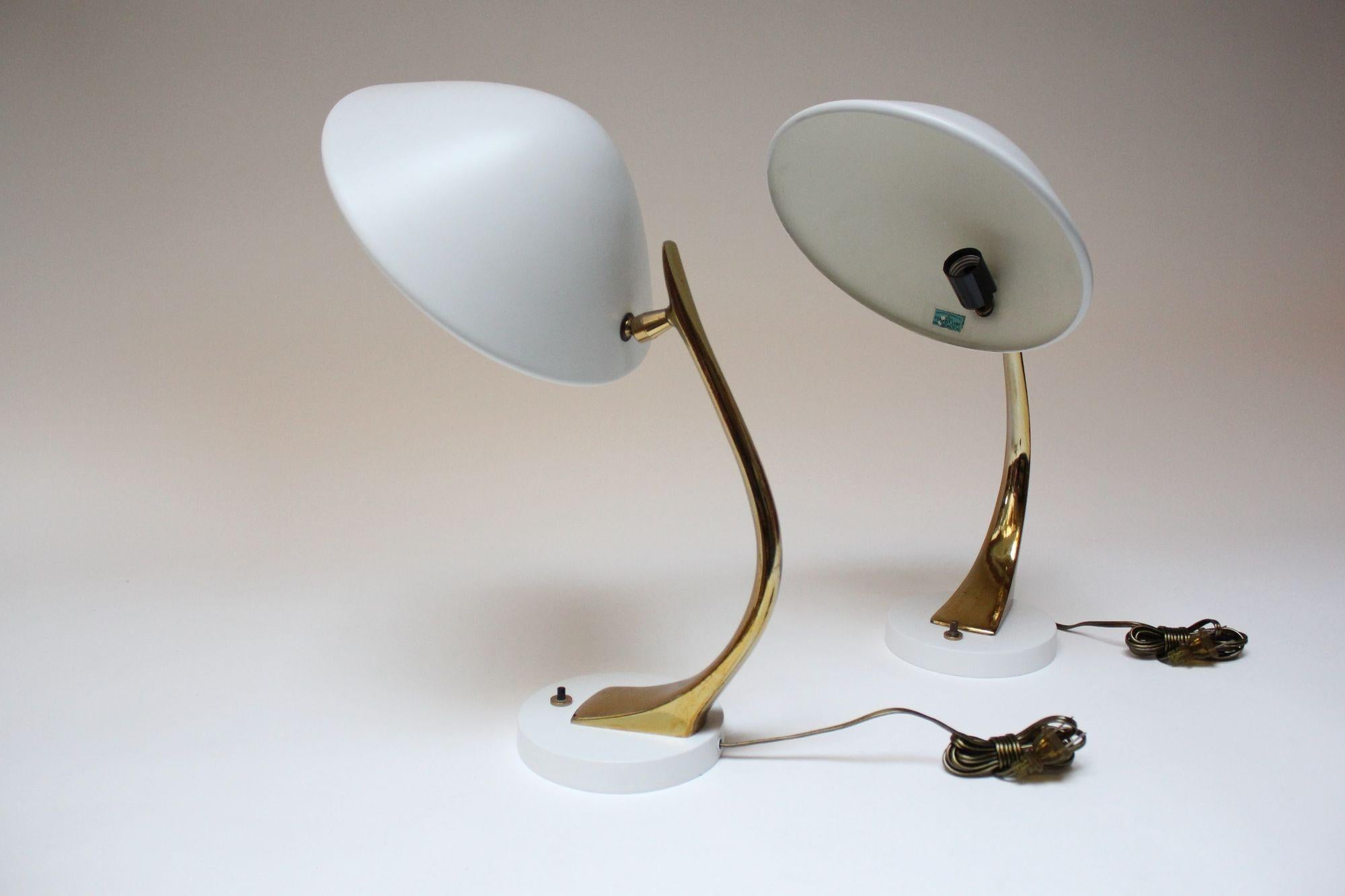 Ein Paar skulpturale verstellbare Tischlampen aus Metall und Messing mit Messingausführung von Laurel im Angebot 11