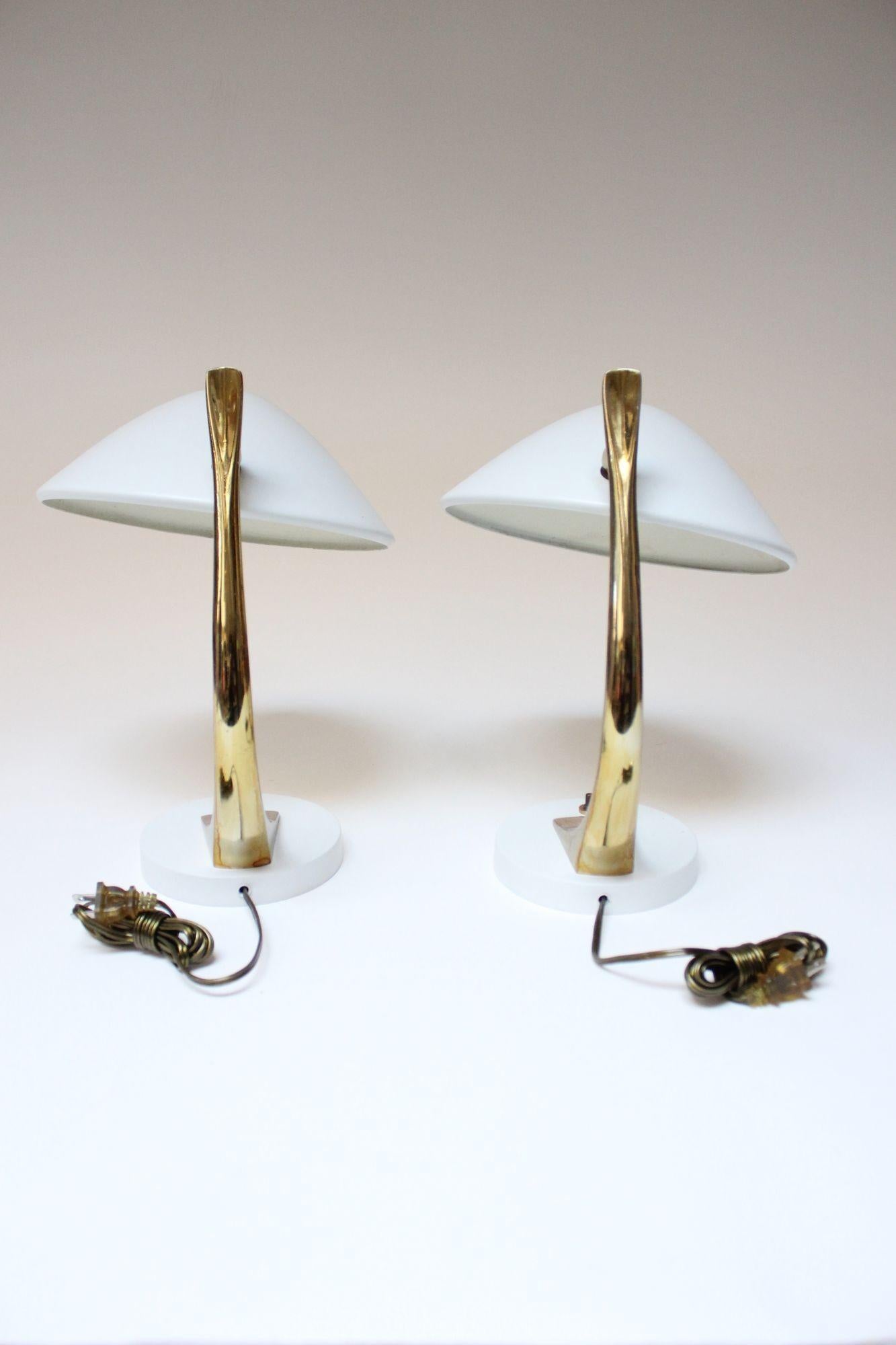 Paire de lampes de bureau sculpturales réglables en métal et finition laiton par Laurel en vente 13