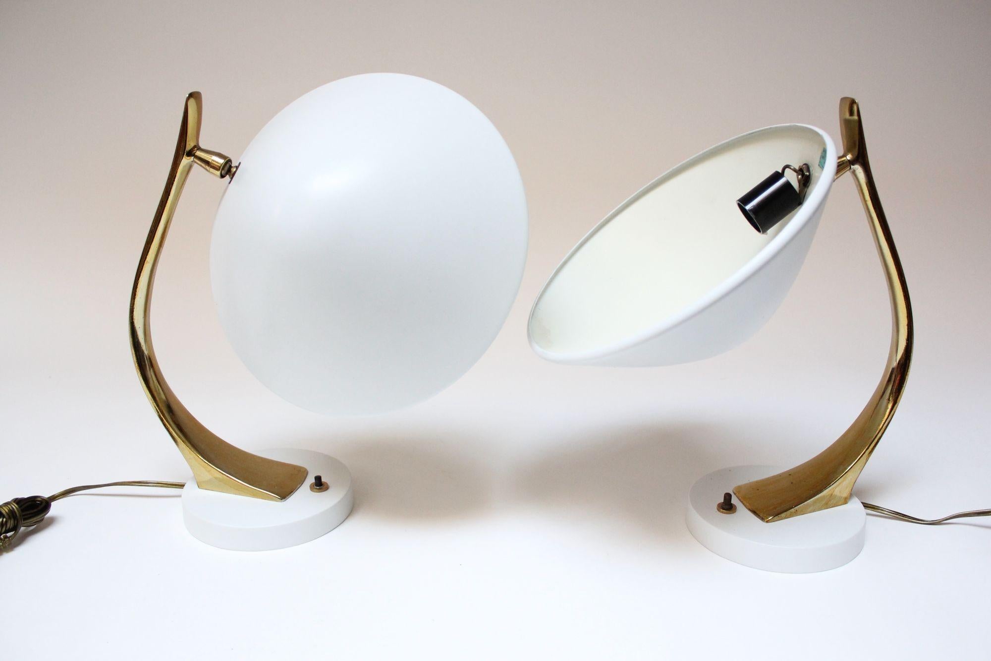Ein Paar skulpturale verstellbare Tischlampen aus Metall und Messing mit Messingausführung von Laurel (Moderne der Mitte des Jahrhunderts) im Angebot