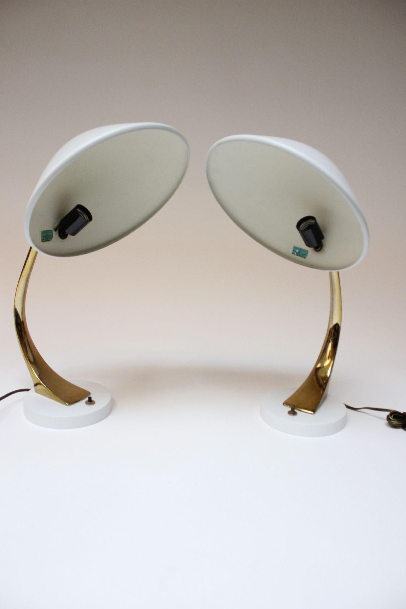 Américain Paire de lampes de bureau sculpturales réglables en métal et finition laiton par Laurel en vente