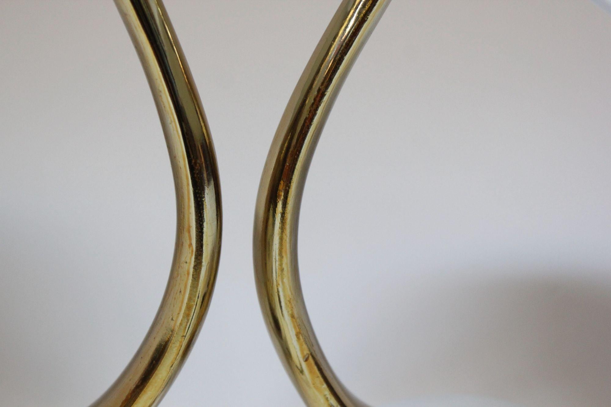Ein Paar skulpturale verstellbare Tischlampen aus Metall und Messing mit Messingausführung von Laurel im Angebot 1