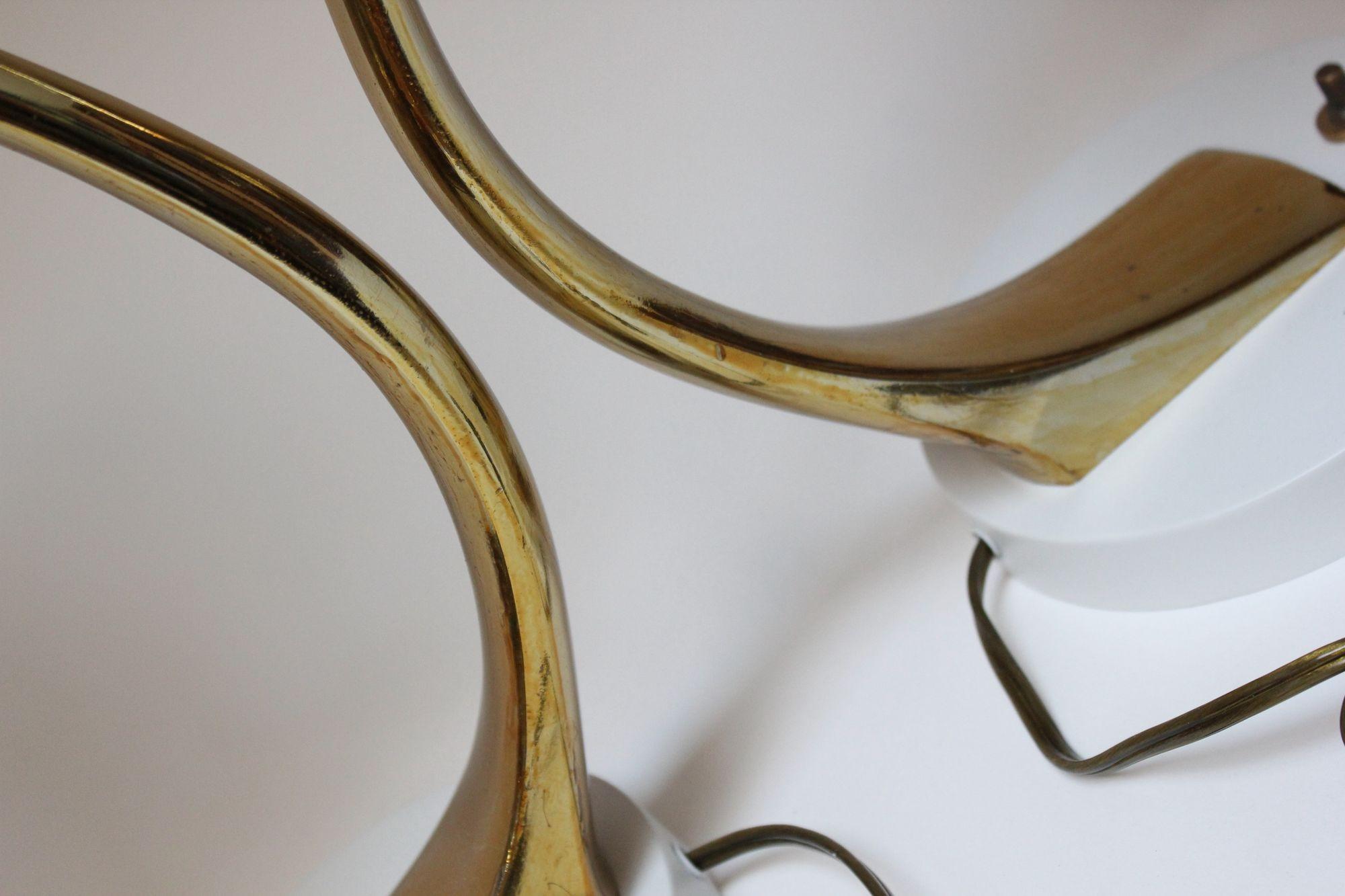 Ein Paar skulpturale verstellbare Tischlampen aus Metall und Messing mit Messingausführung von Laurel im Angebot 2
