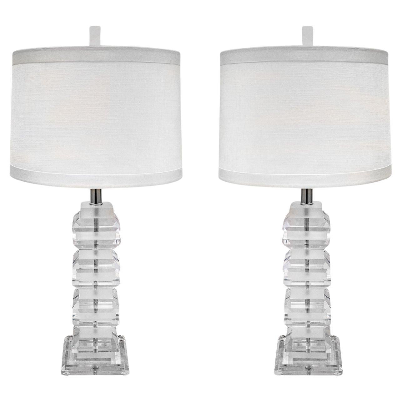 Pair of Sculptural Alternating Frosted and Clear Lucite Table Lamps 1970s For Sale