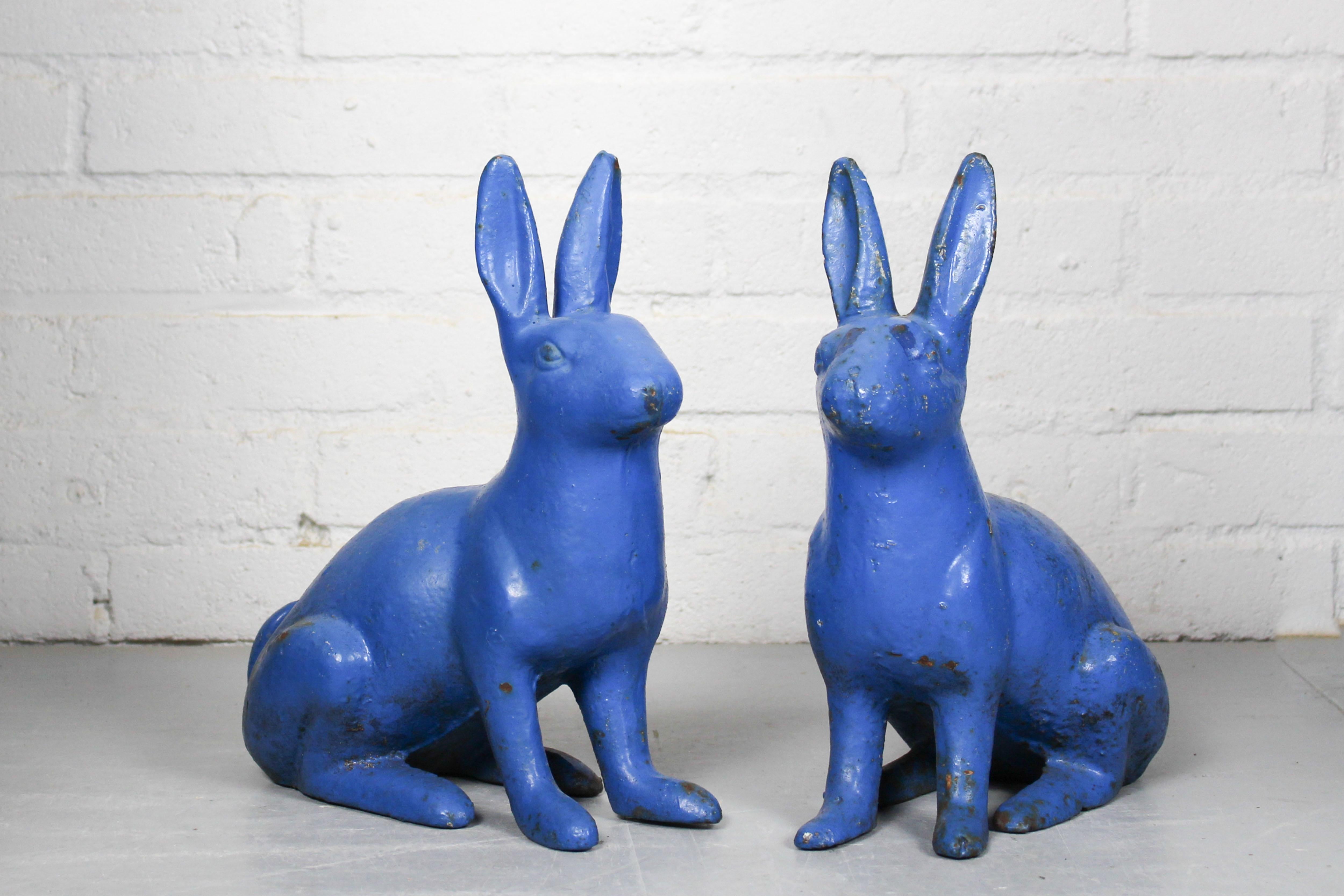 Ein Paar antike Türstopper aus Gusseisen in Form von sitzenden blauen Kaninchen, die an Osterhasen erinnern, hergestellt um 1890.  

Abmessungen: Jedes Kaninchen ist 14 cm breit, 26 cm lang und 28,5 cm hoch. 
