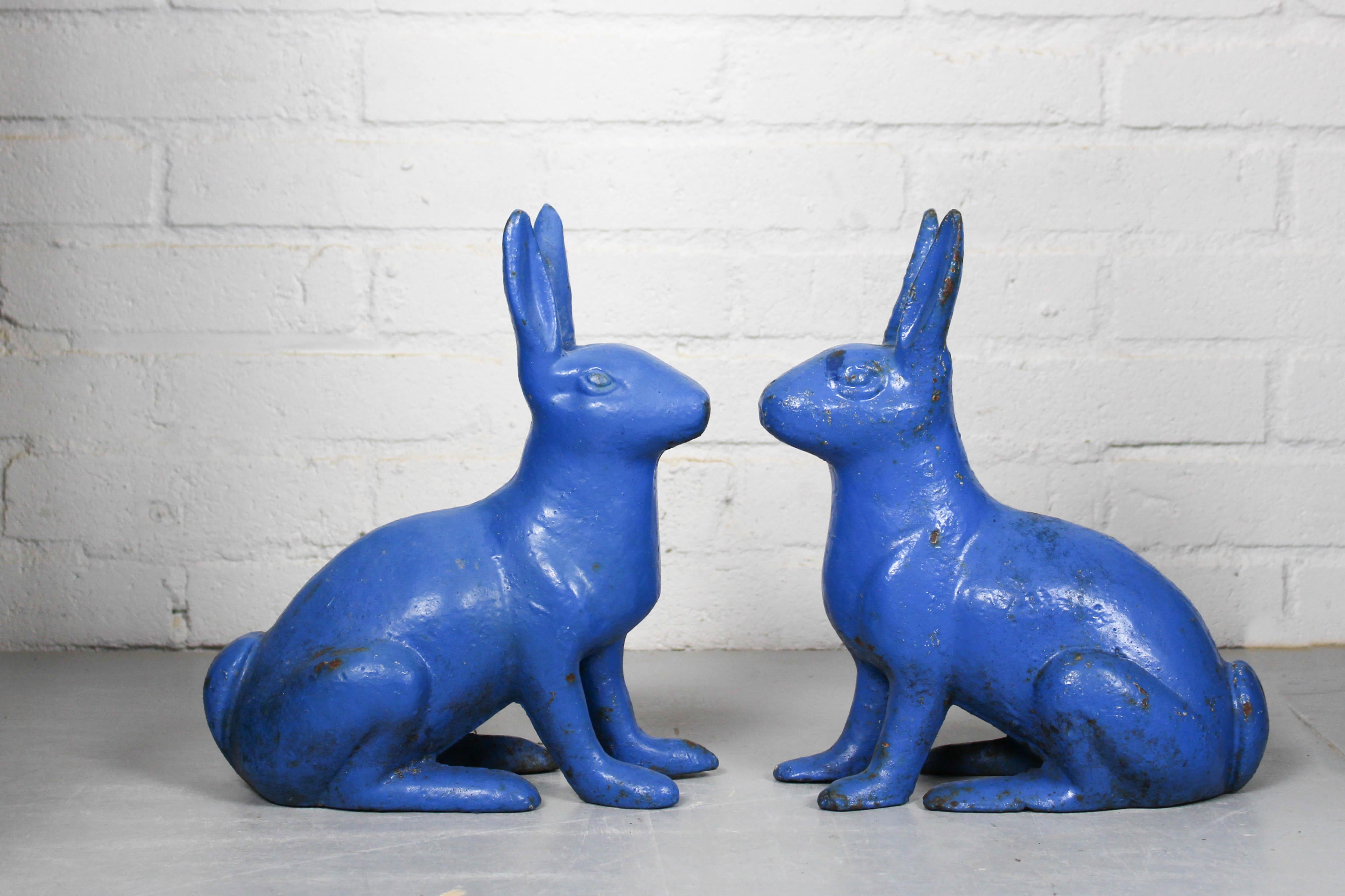 Paar skulpturale, antike, figurale, blau lackierte gusseiserne Kaninchen-Türstopper (Romantik) im Angebot