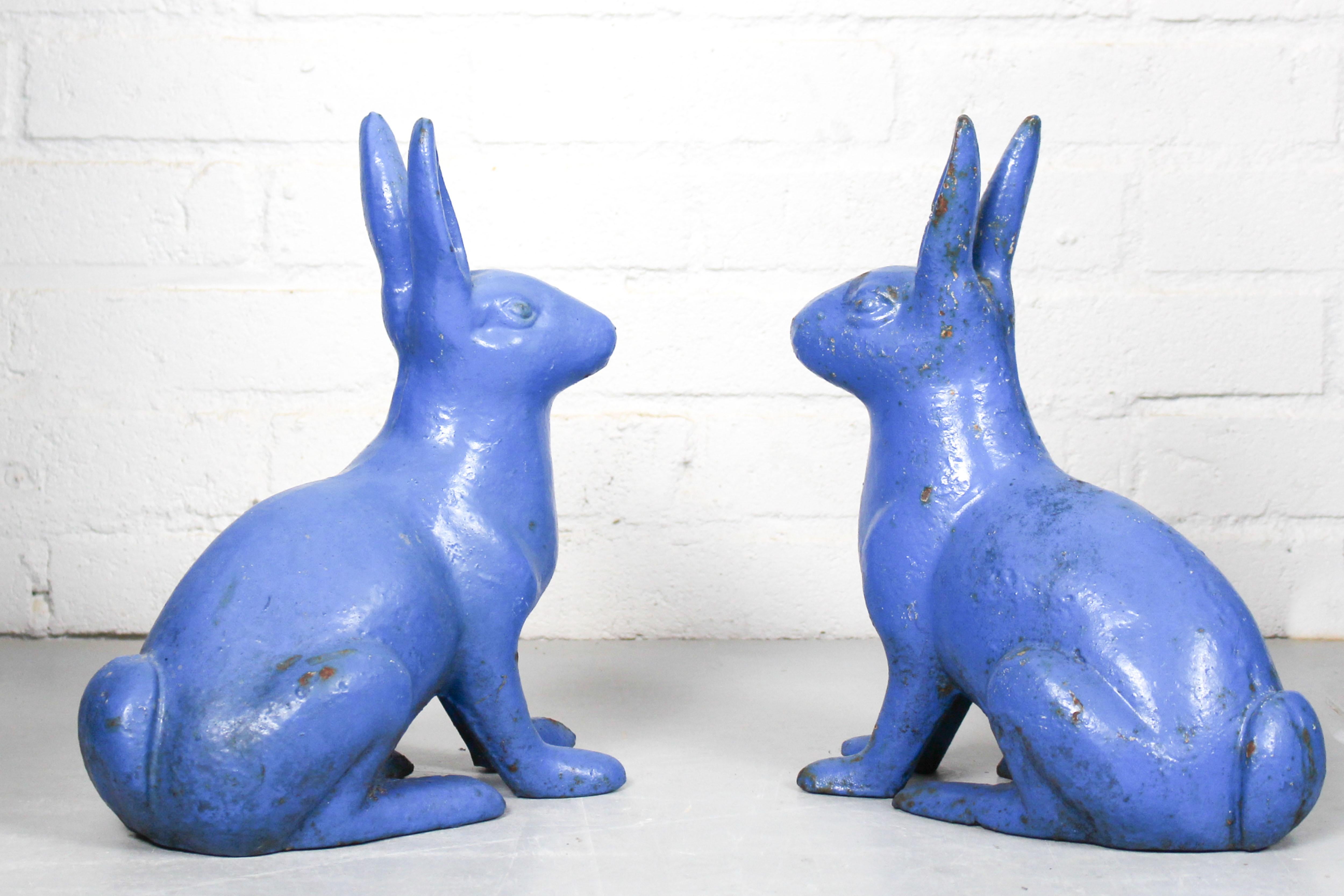 Paar skulpturale, antike, figurale, blau lackierte gusseiserne Kaninchen-Türstopper (Niederländisch) im Angebot
