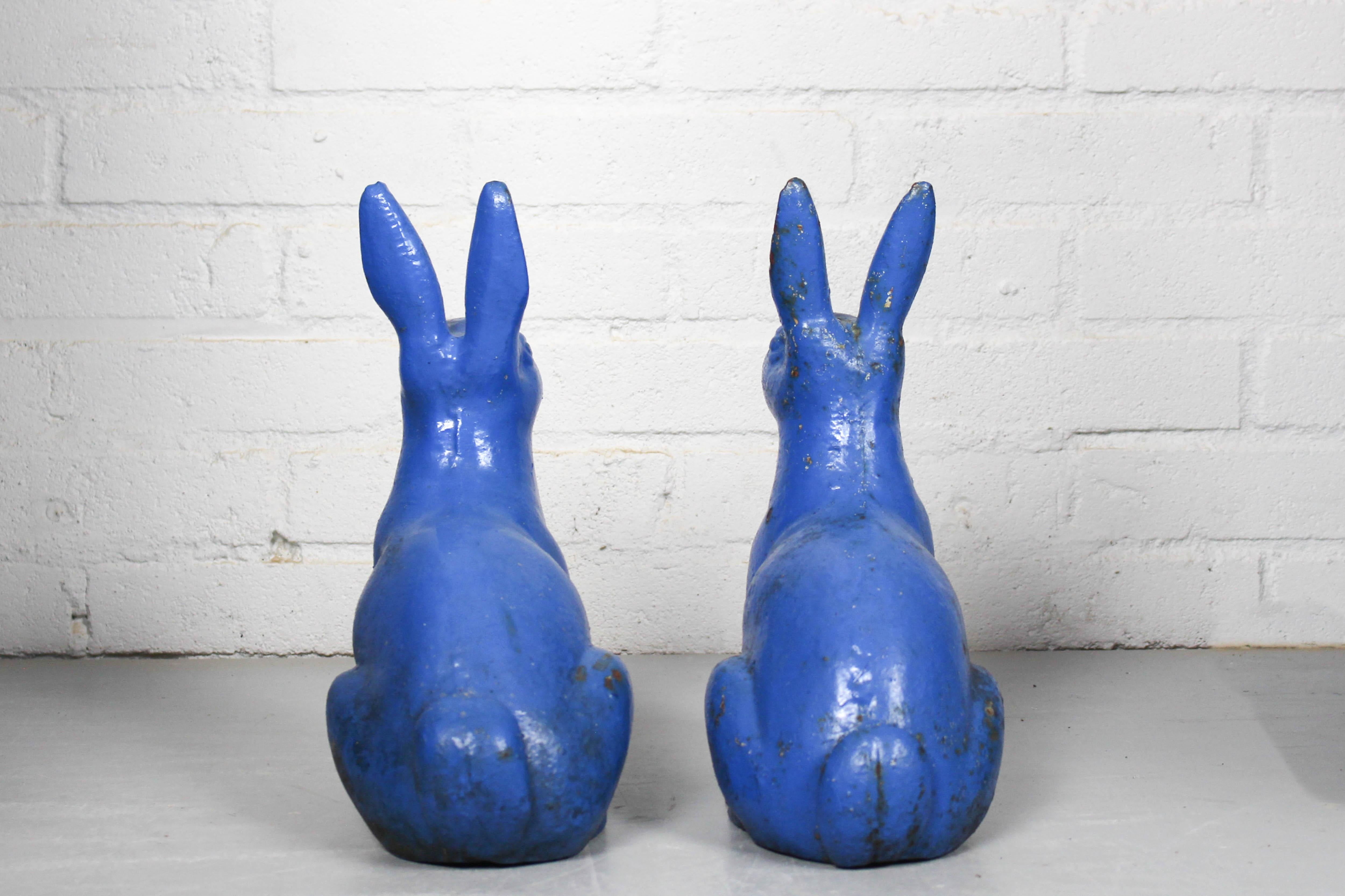 Paar skulpturale, antike, figurale, blau lackierte gusseiserne Kaninchen-Türstopper (Gegossen) im Angebot