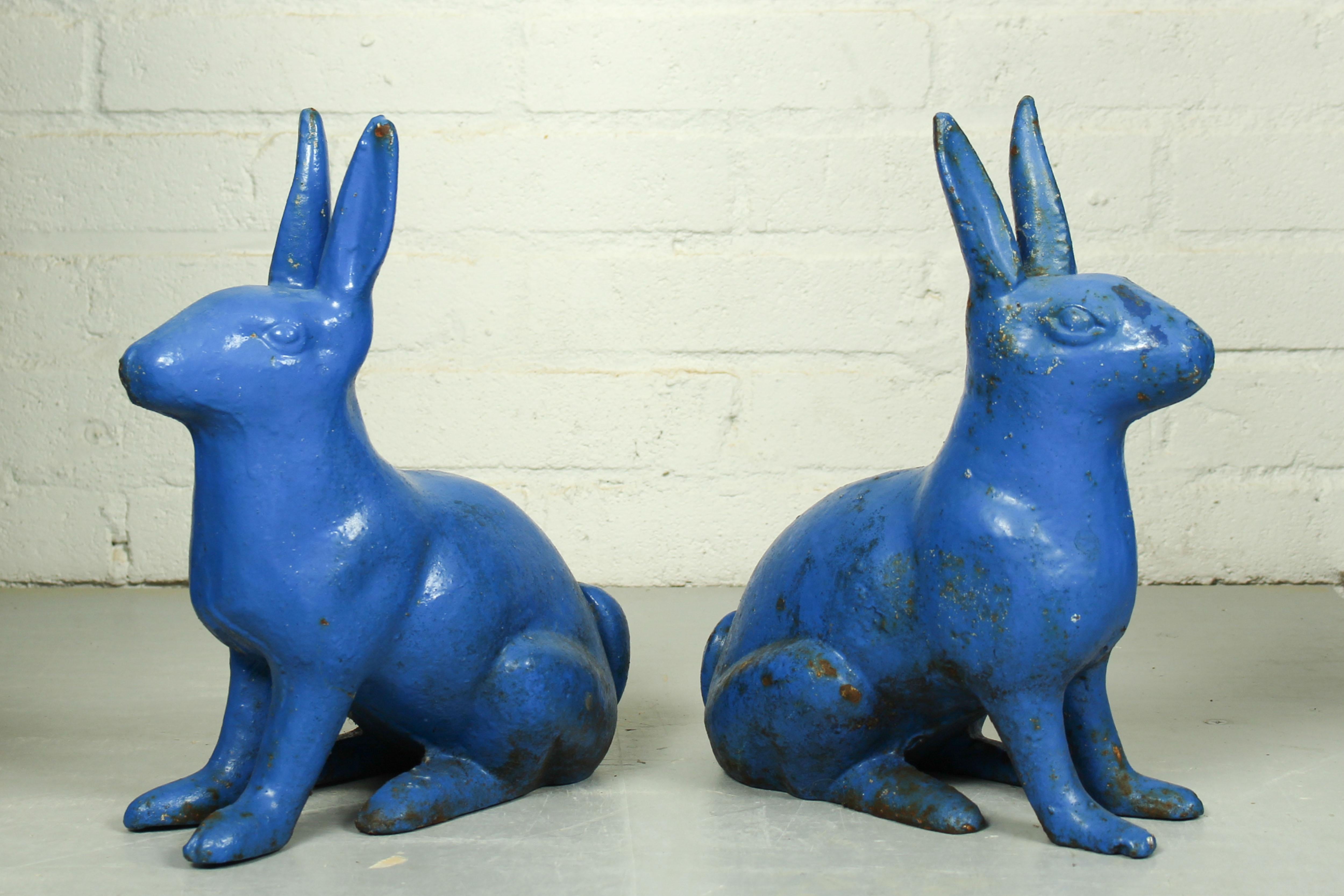 Pair of Sculptural Antique Figural Blue Painted Cast Iron Rabbit Doorstops In Good Condition For Sale In Appeltern, Gelderland