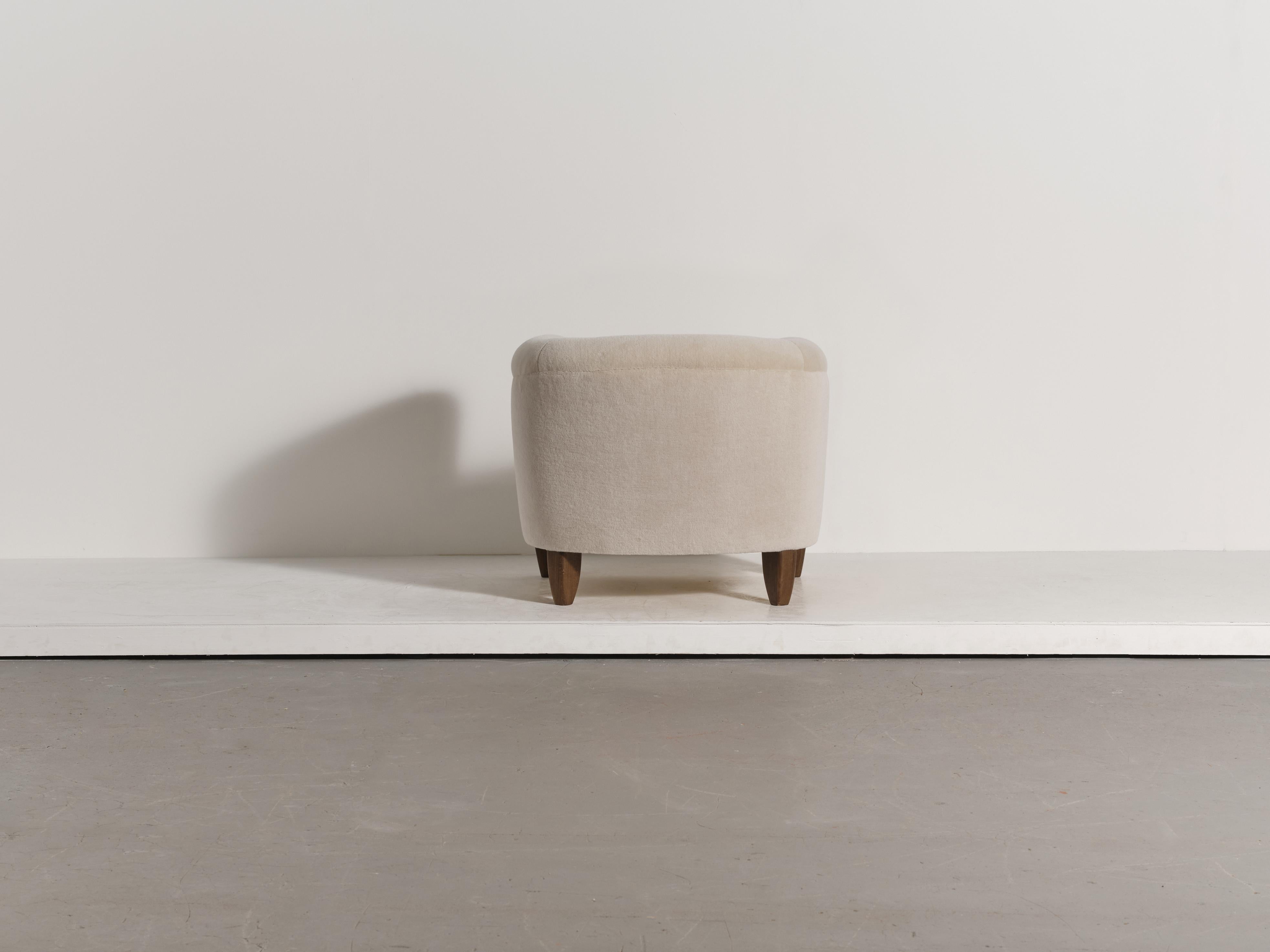 Coppia di poltrone scultoree in Oak massiccio e tappezzeria in pura alpaca in vendita 4