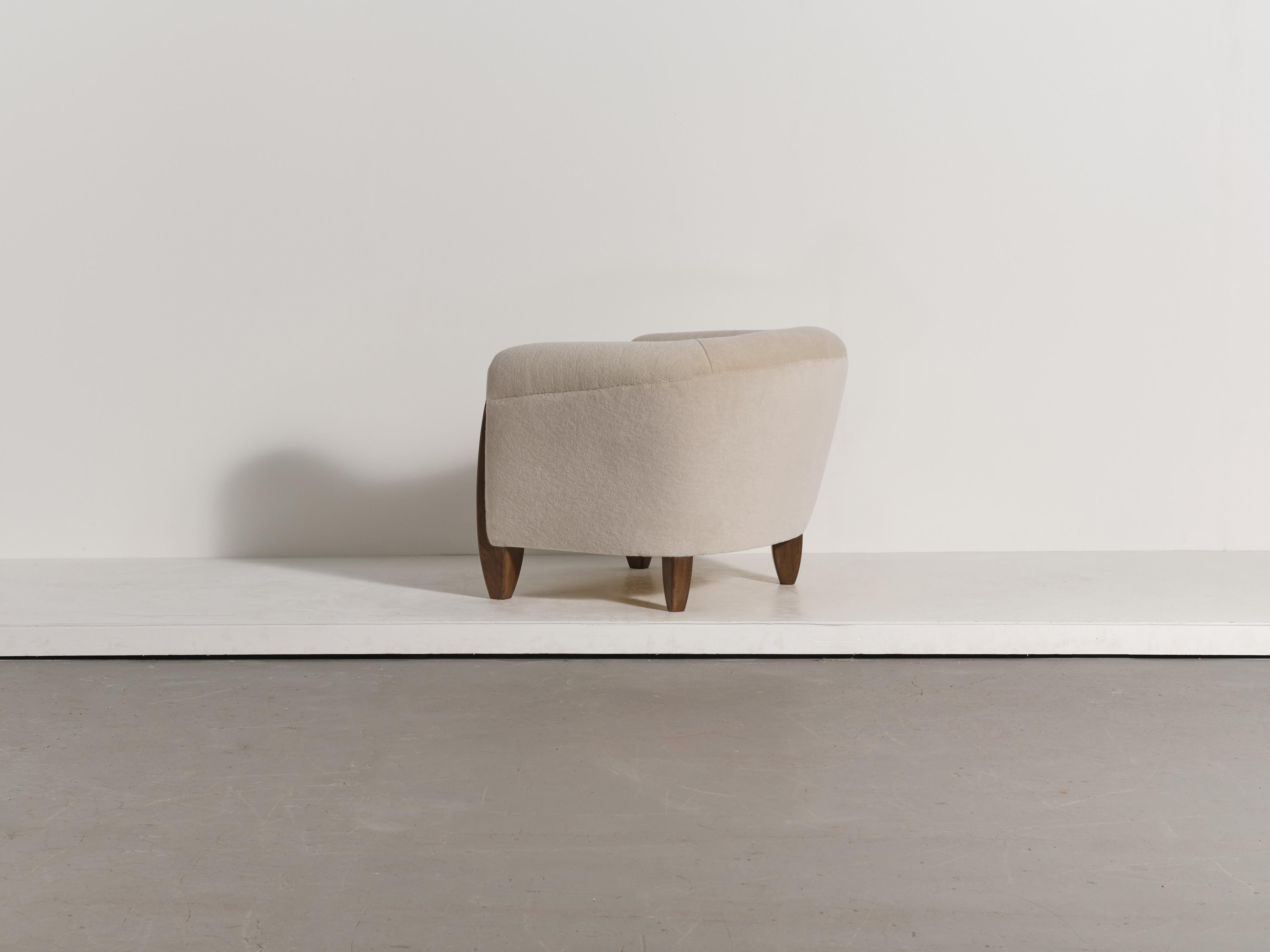 Coppia di poltrone scultoree in Oak massiccio e tappezzeria in pura alpaca in vendita 5