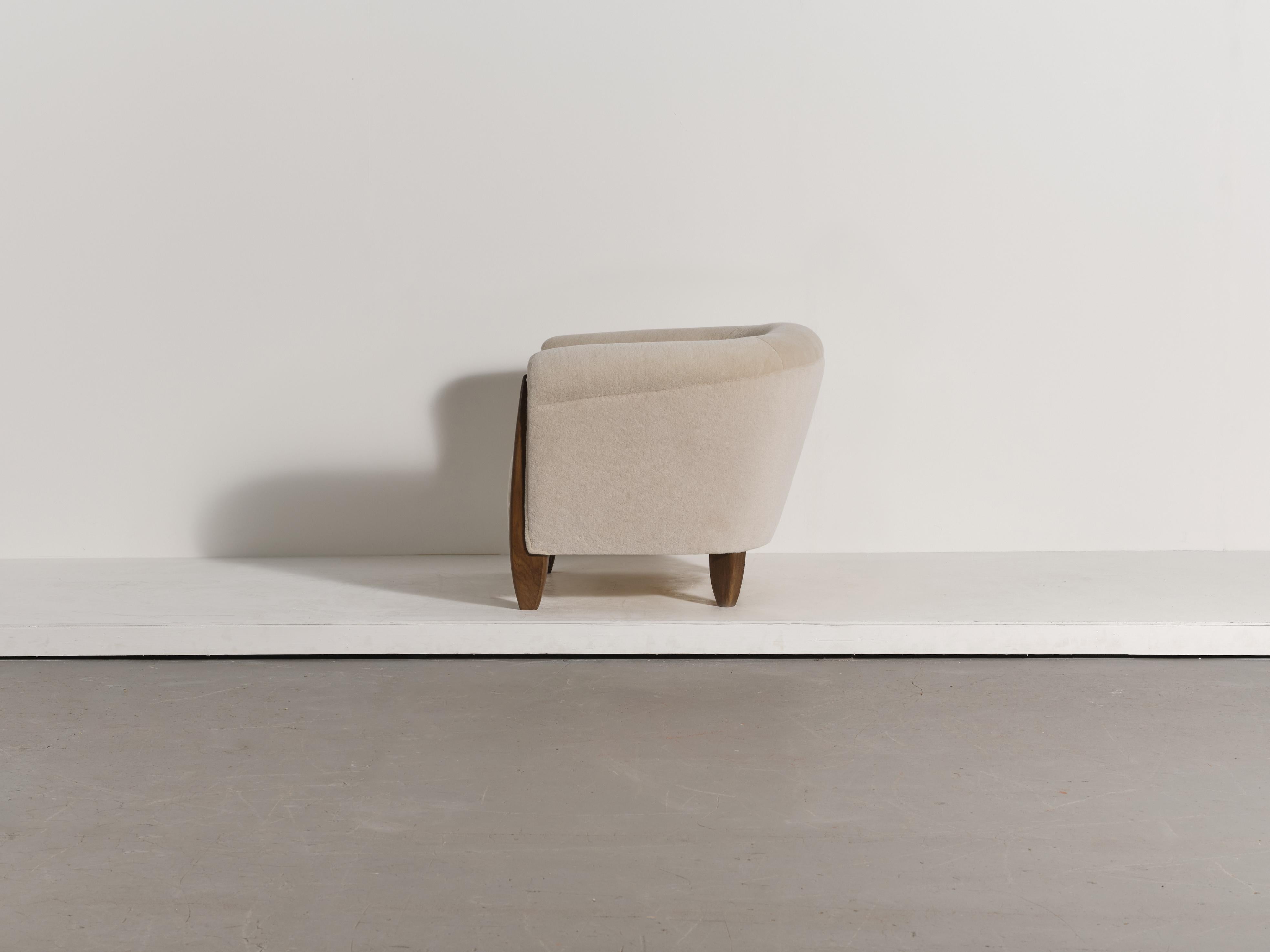 Coppia di poltrone scultoree in Oak massiccio e tappezzeria in pura alpaca in vendita 6