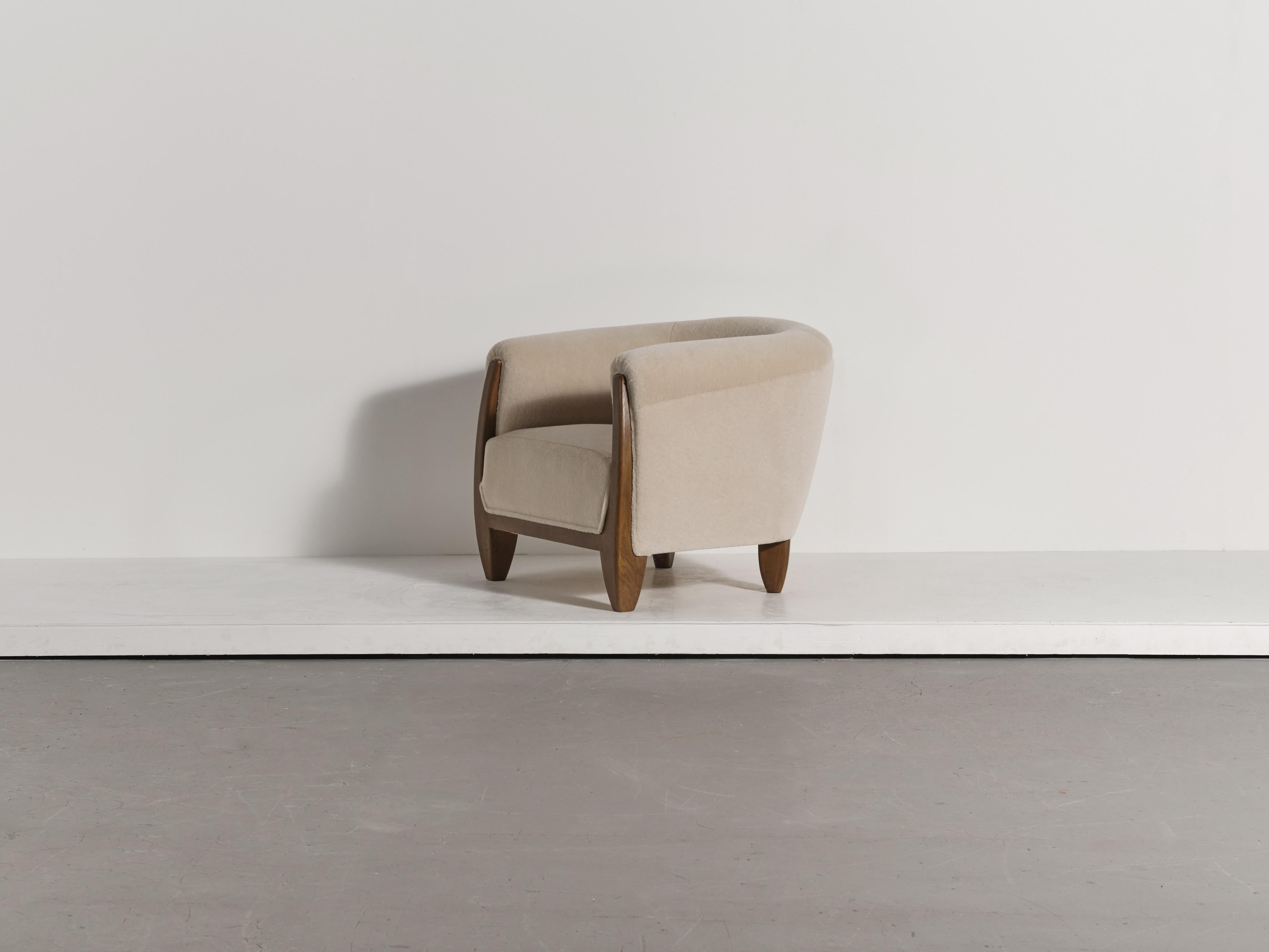 Coppia di poltrone scultoree in Oak massiccio e tappezzeria in pura alpaca in vendita 7