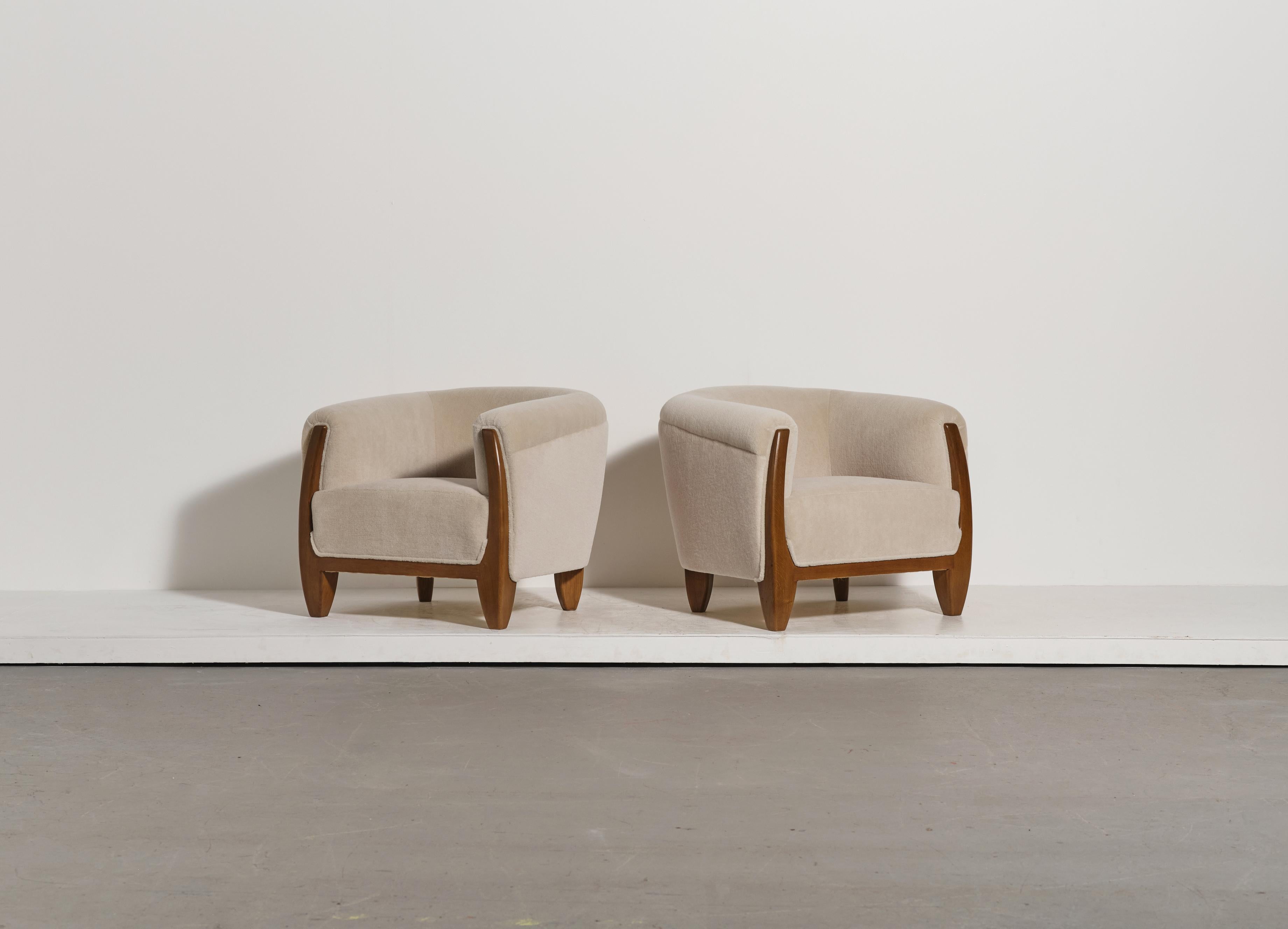 Una coppia di poltrone raffinate e organiche, dalla forma curva e scultorea, realizzate in rovere massiccio e rivestite in un pregiato tessuto di pura Alpaca.  Disponibile anche in versione COM.  Spedizione veloce in tutto il mondo.


