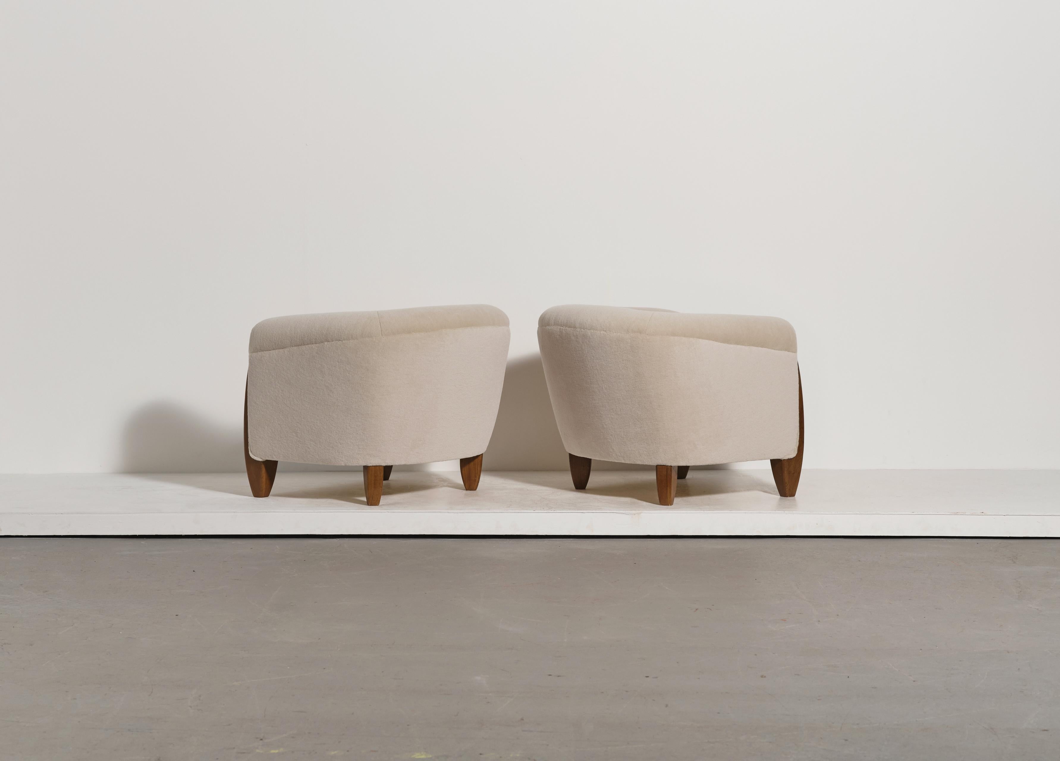 Britannico Coppia di poltrone scultoree in Oak massiccio e tappezzeria in pura alpaca in vendita