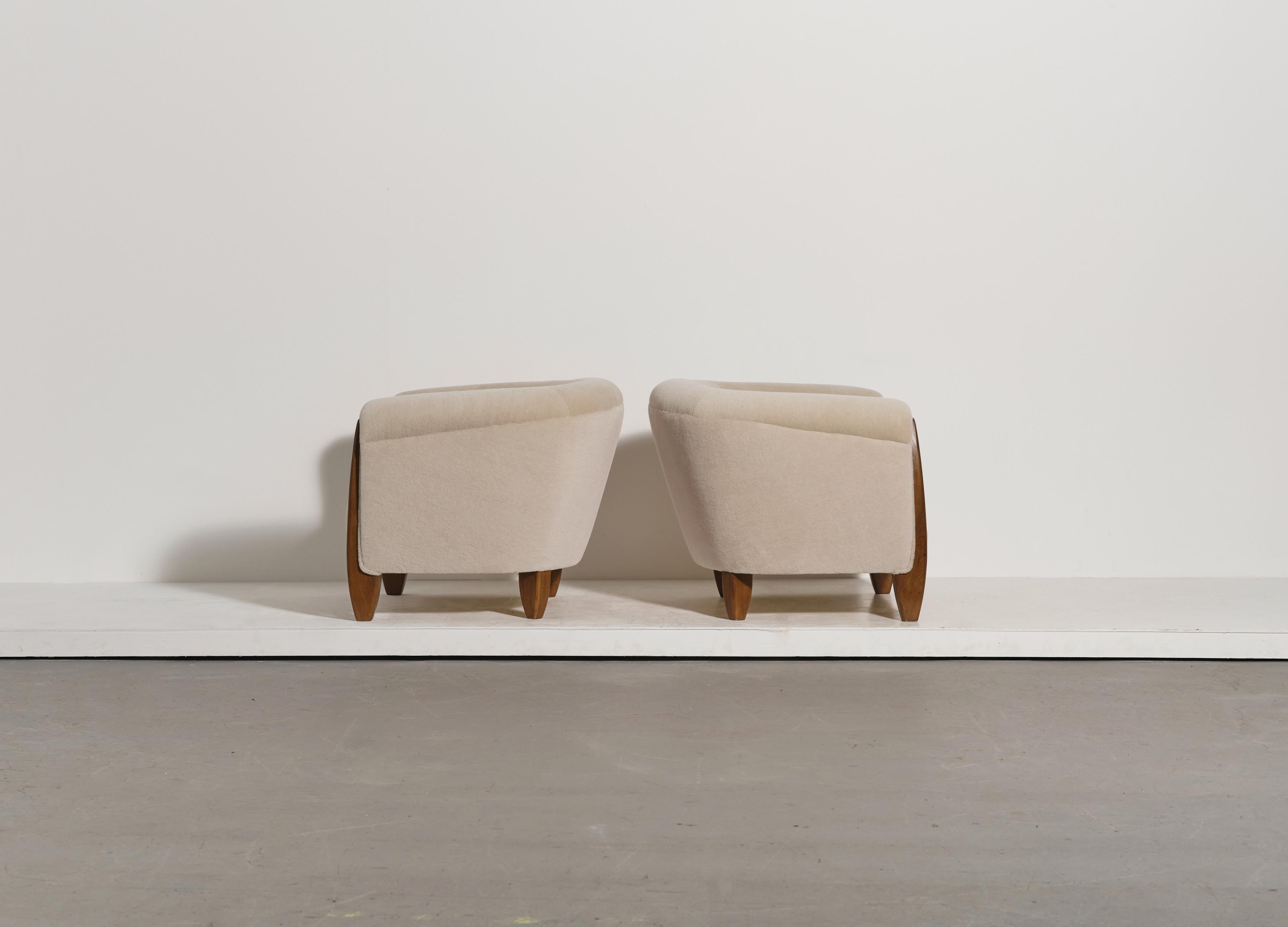 Coppia di poltrone scultoree in Oak massiccio e tappezzeria in pura alpaca In condizioni buone in vendita a Lewes, East Sussex