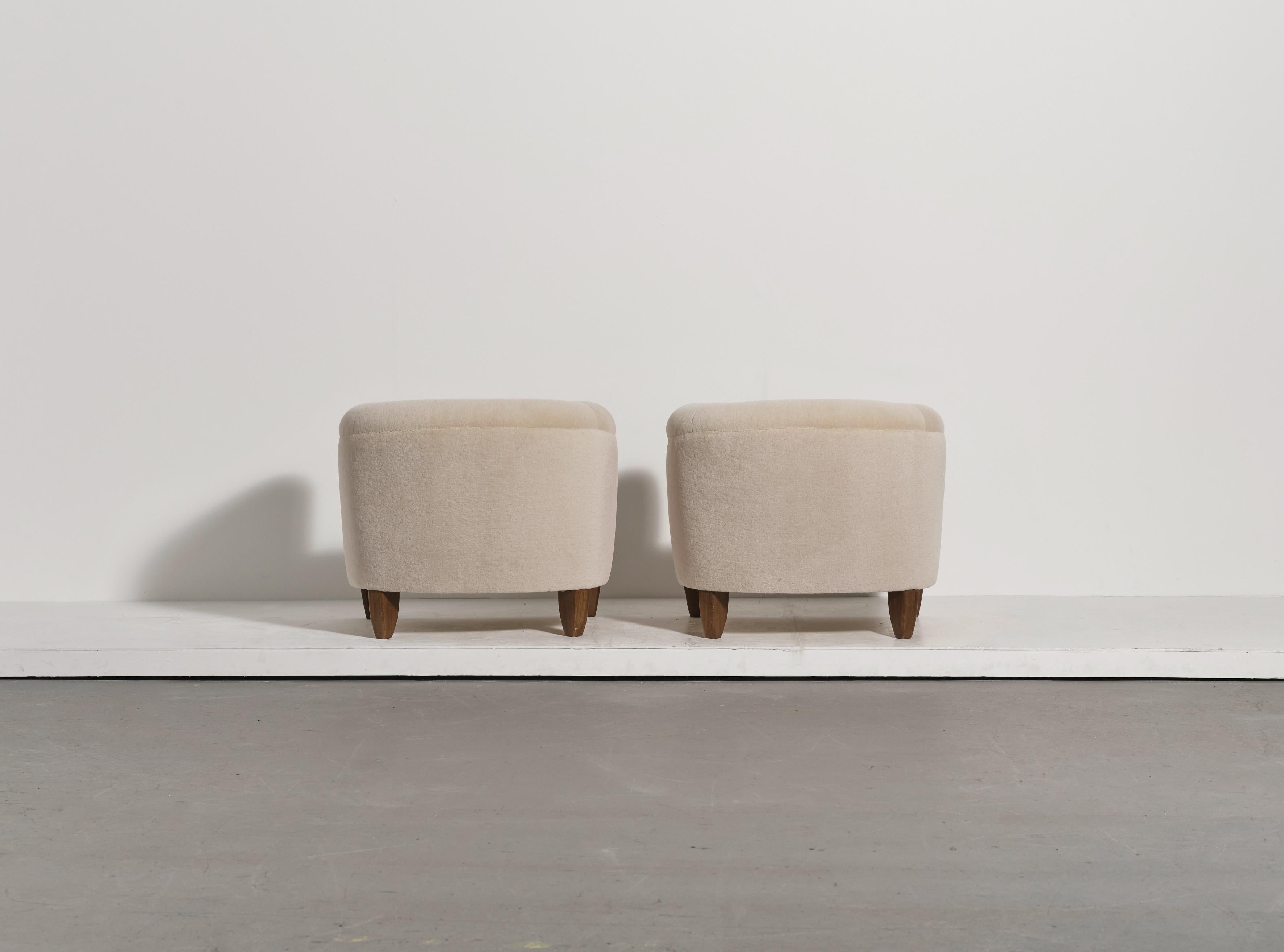 XXI secolo e contemporaneo Coppia di poltrone scultoree in Oak massiccio e tappezzeria in pura alpaca in vendita