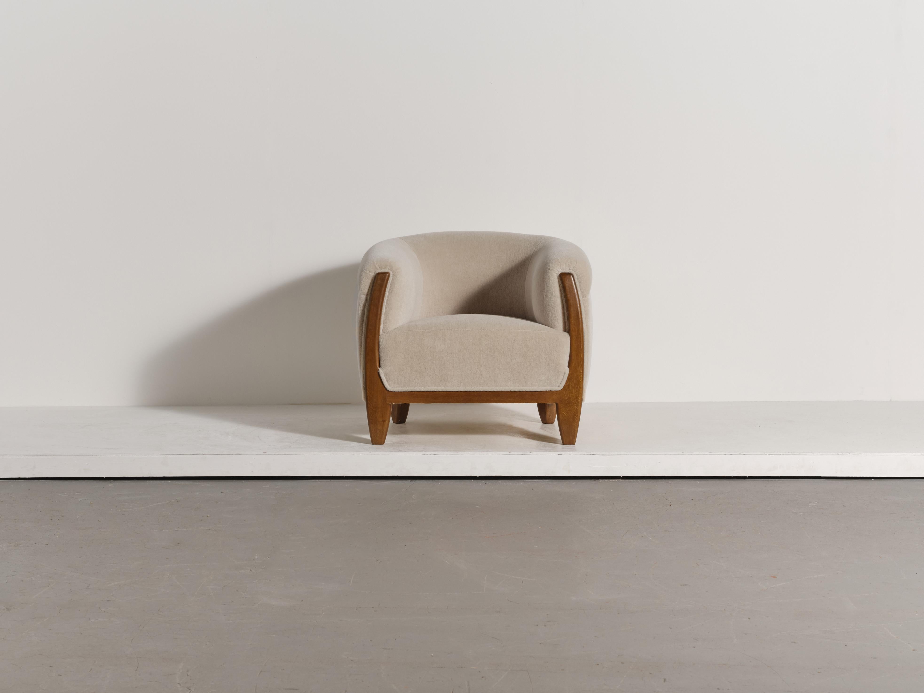 Alpaca Coppia di poltrone scultoree in Oak massiccio e tappezzeria in pura alpaca in vendita