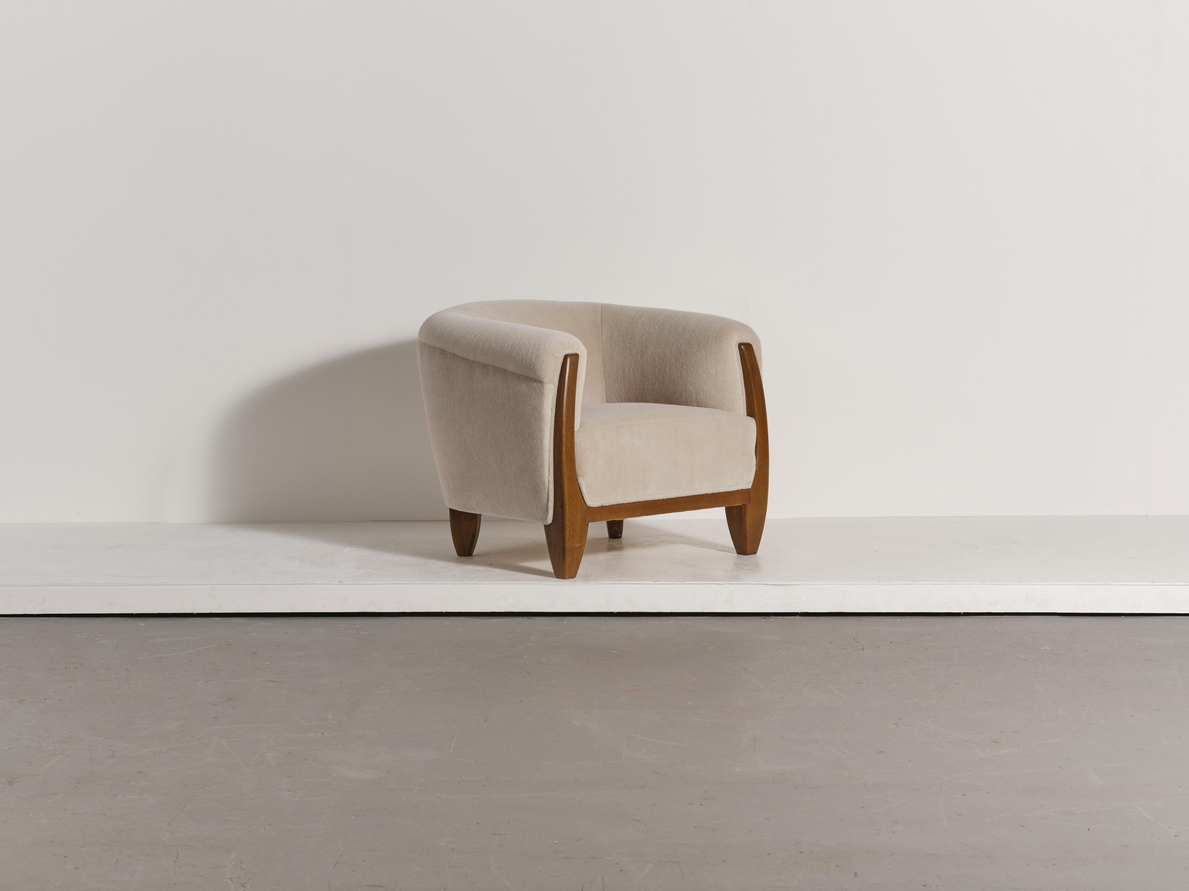 Coppia di poltrone scultoree in Oak massiccio e tappezzeria in pura alpaca in vendita 1