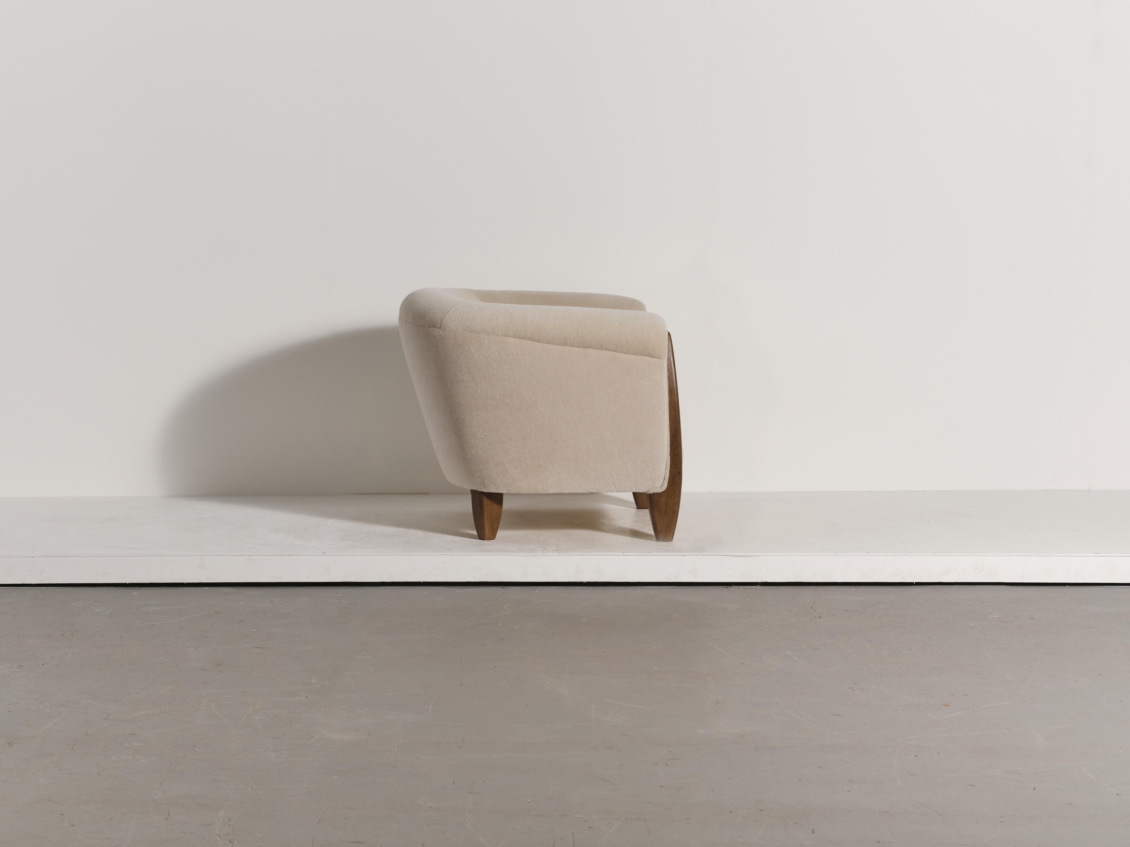 Coppia di poltrone scultoree in Oak massiccio e tappezzeria in pura alpaca in vendita 2