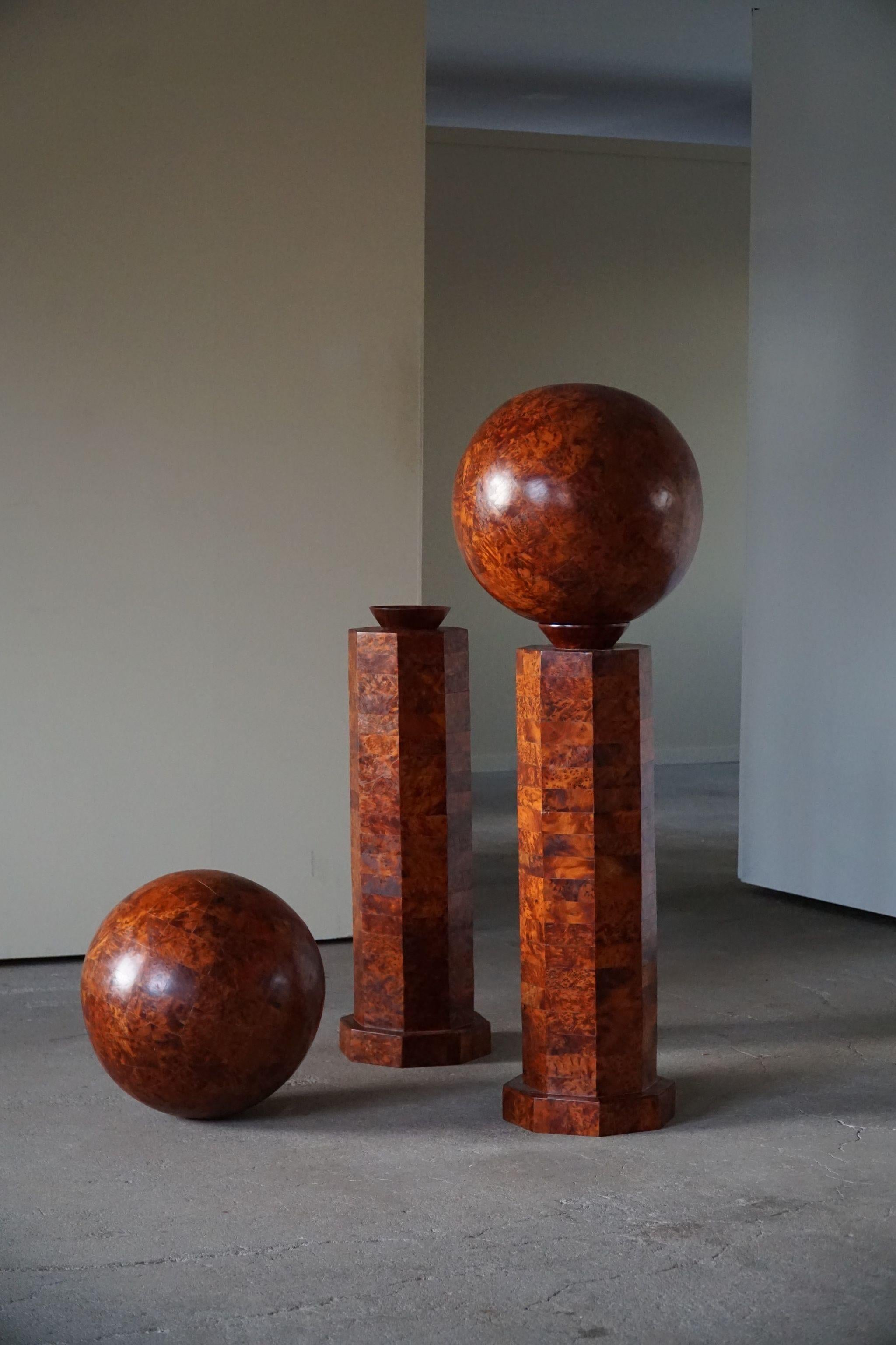 Une paire de piédestaux Art Déco en bouleau veiné avec des globes libres. Ces pièces sculpturales rares ont été fabriquées en Suède dans les années 1930. Ils peuvent être utilisés comme figures décoratives pour l'intérieur moderne, soit avec le
