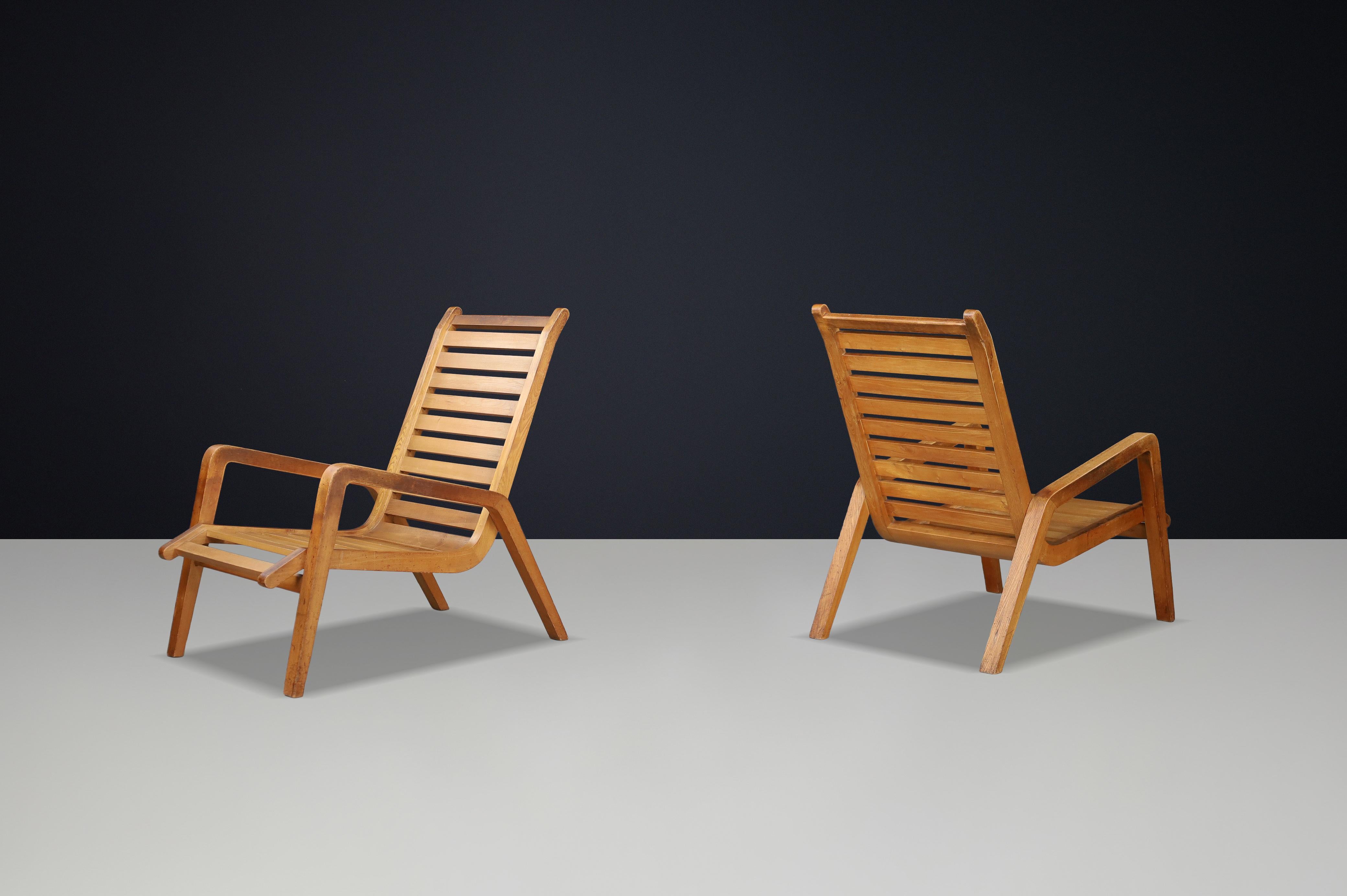 Mid-Century Modern Paire de chaises longues sculpturales en bois de frêne par Jan Vaněk, République tchèque, années 1960 en vente