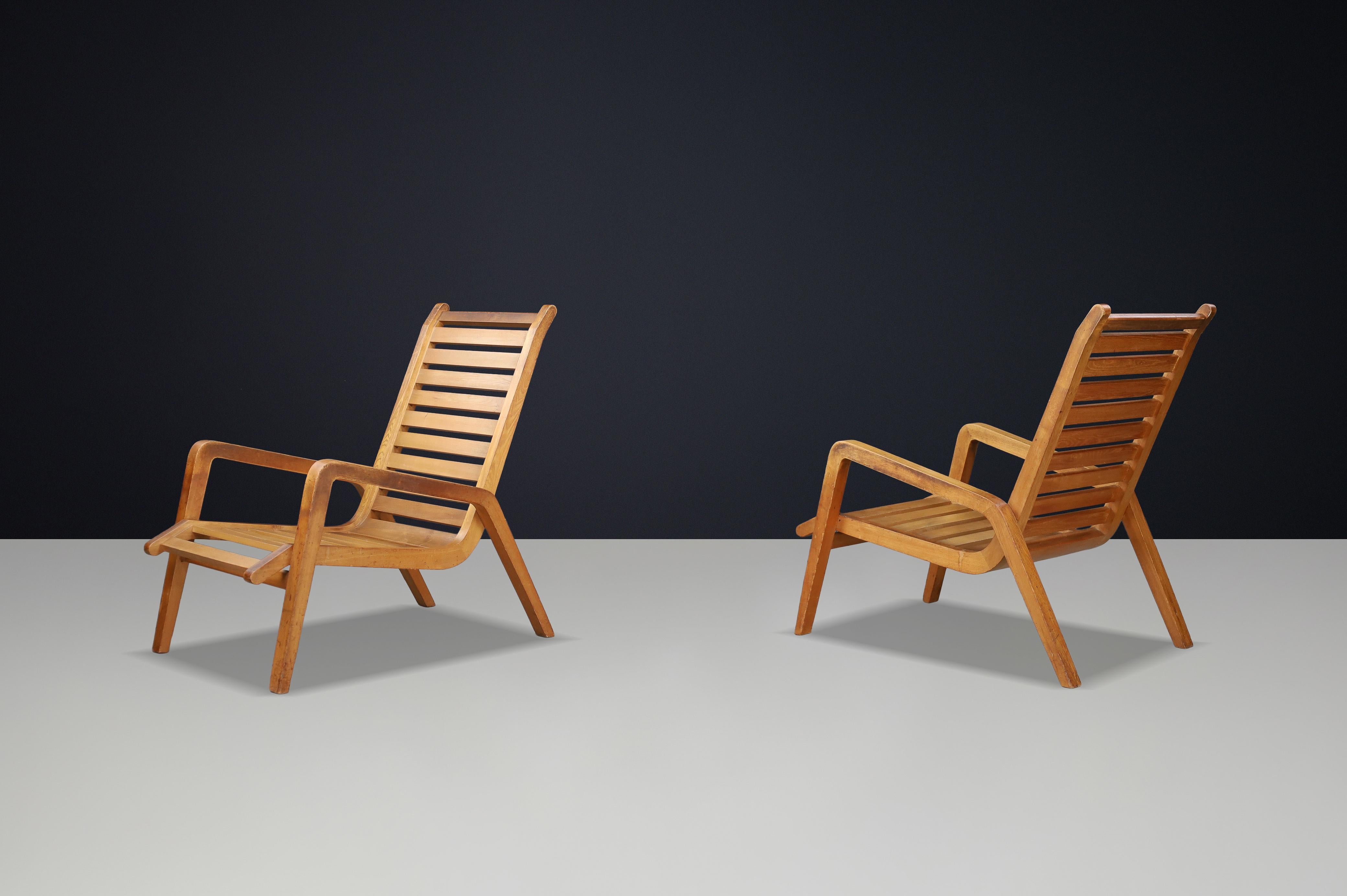 Paire de chaises longues sculpturales en bois de frêne par Jan Vaněk, République tchèque, années 1960 Bon état - En vente à Almelo, NL