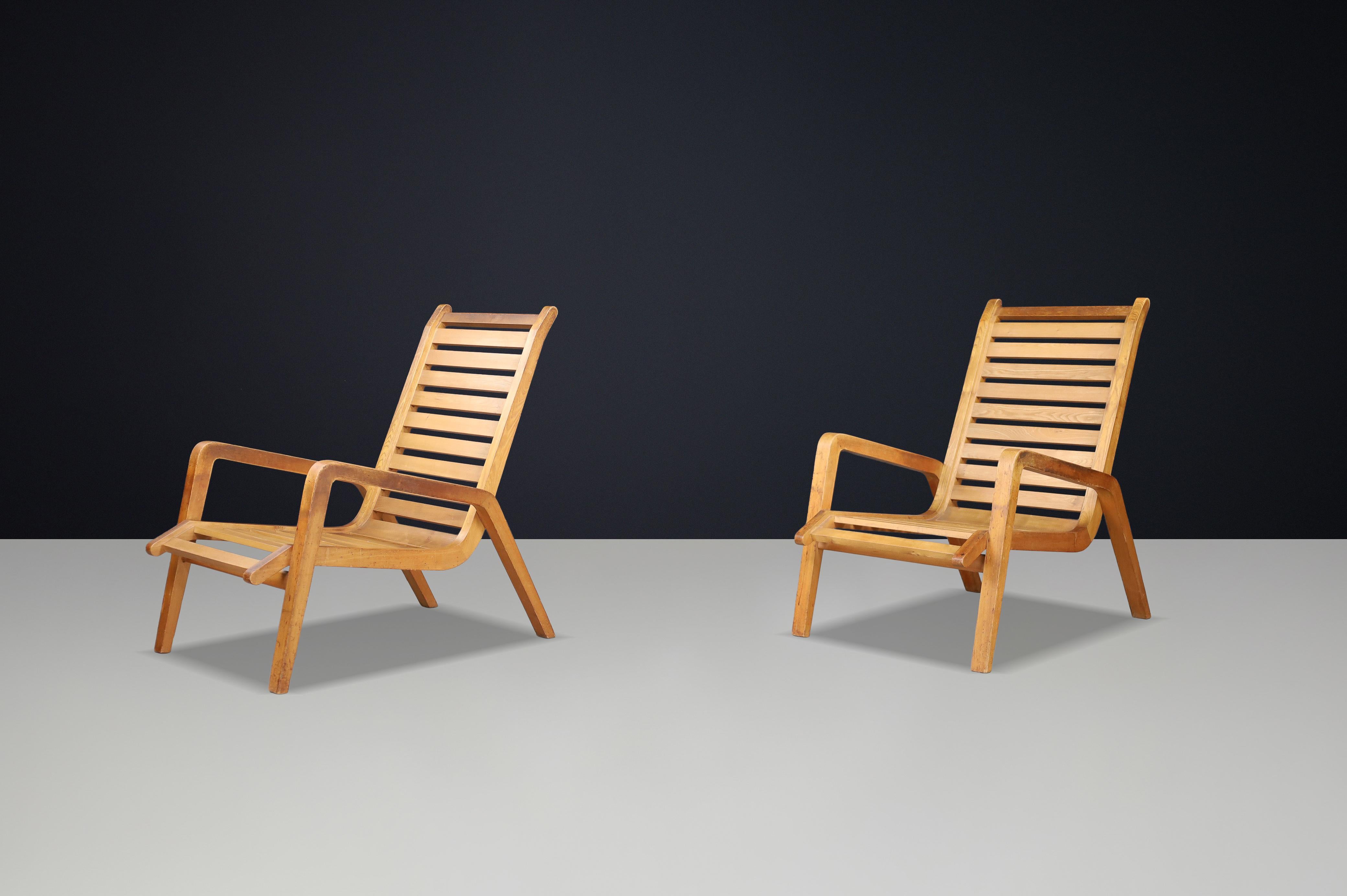 20ième siècle Paire de chaises longues sculpturales en bois de frêne par Jan Vaněk, République tchèque, années 1960 en vente