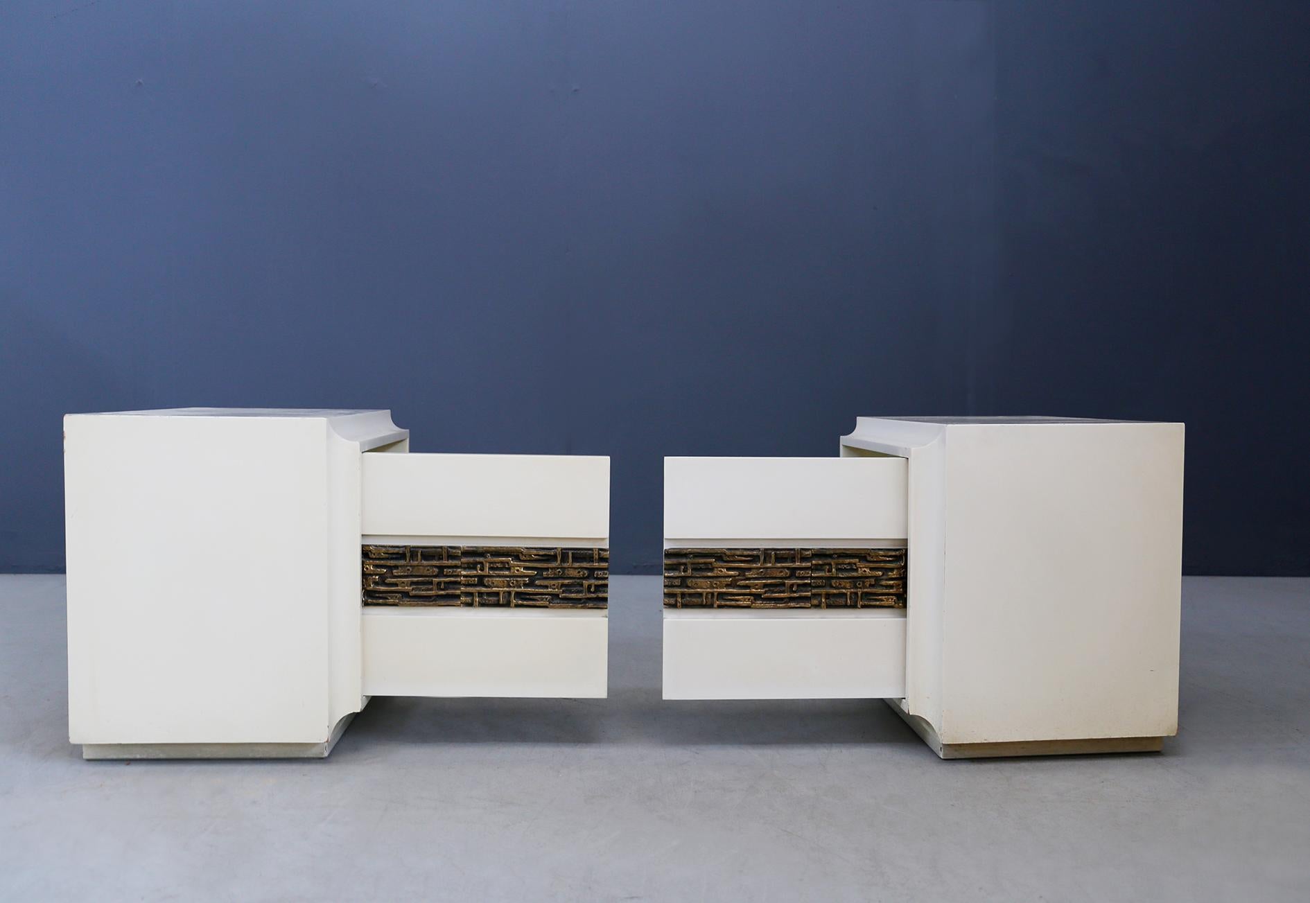 Pair of Sculptural Bedside by Luciano Frigerio in White Wood and Brass, 1970s In Good Condition In Milano, IT