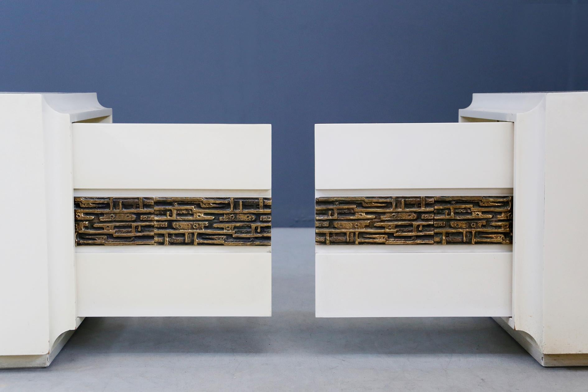 Late 20th Century Pair of Sculptural Bedside by Luciano Frigerio in White Wood and Brass, 1970s
