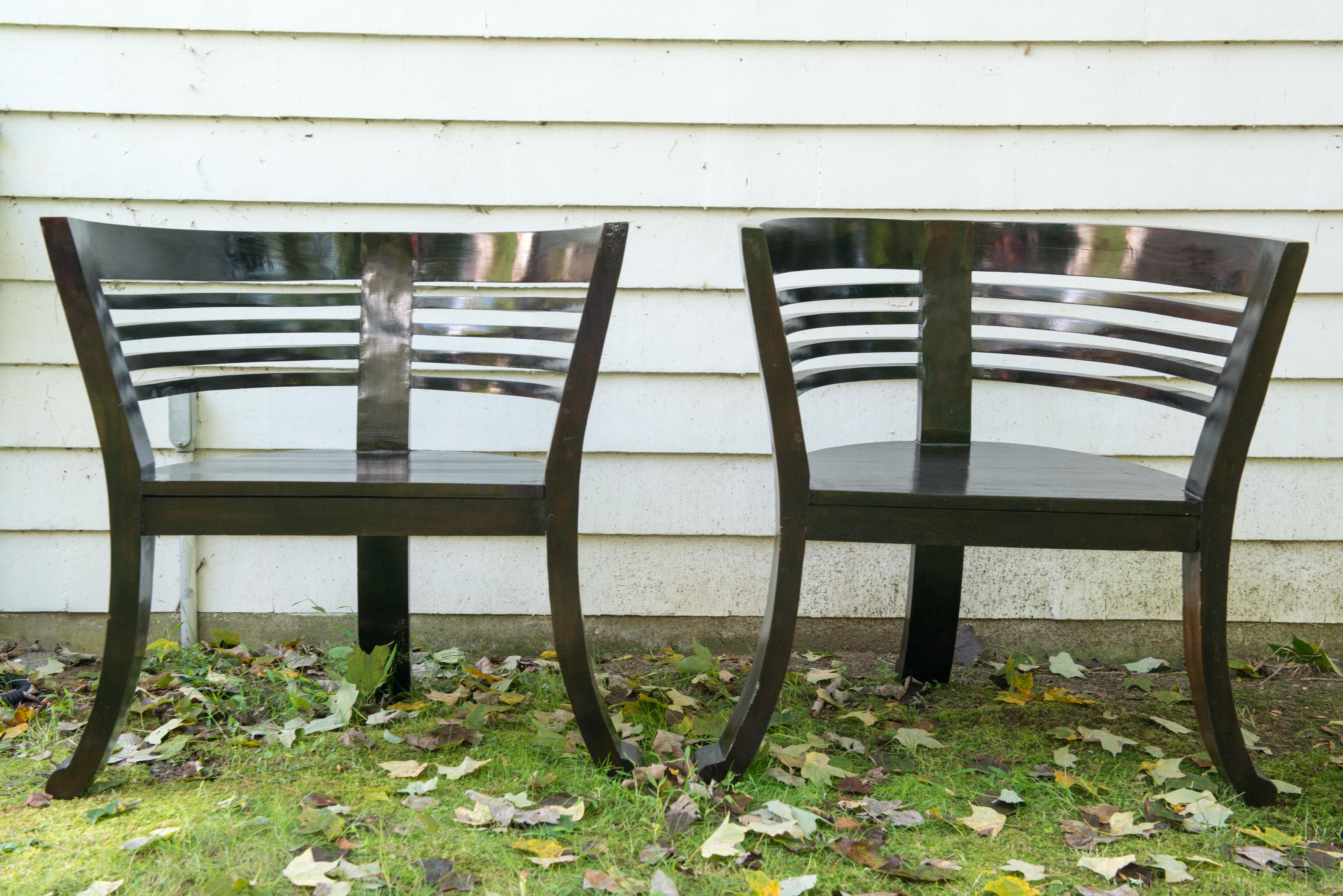 Gut aussehendes, muskulöses Paar skulpturaler Sessel aus ebonisiertem Holz. - Erinnert an einen Entwurf von Richard Meier. Sitz 20,5