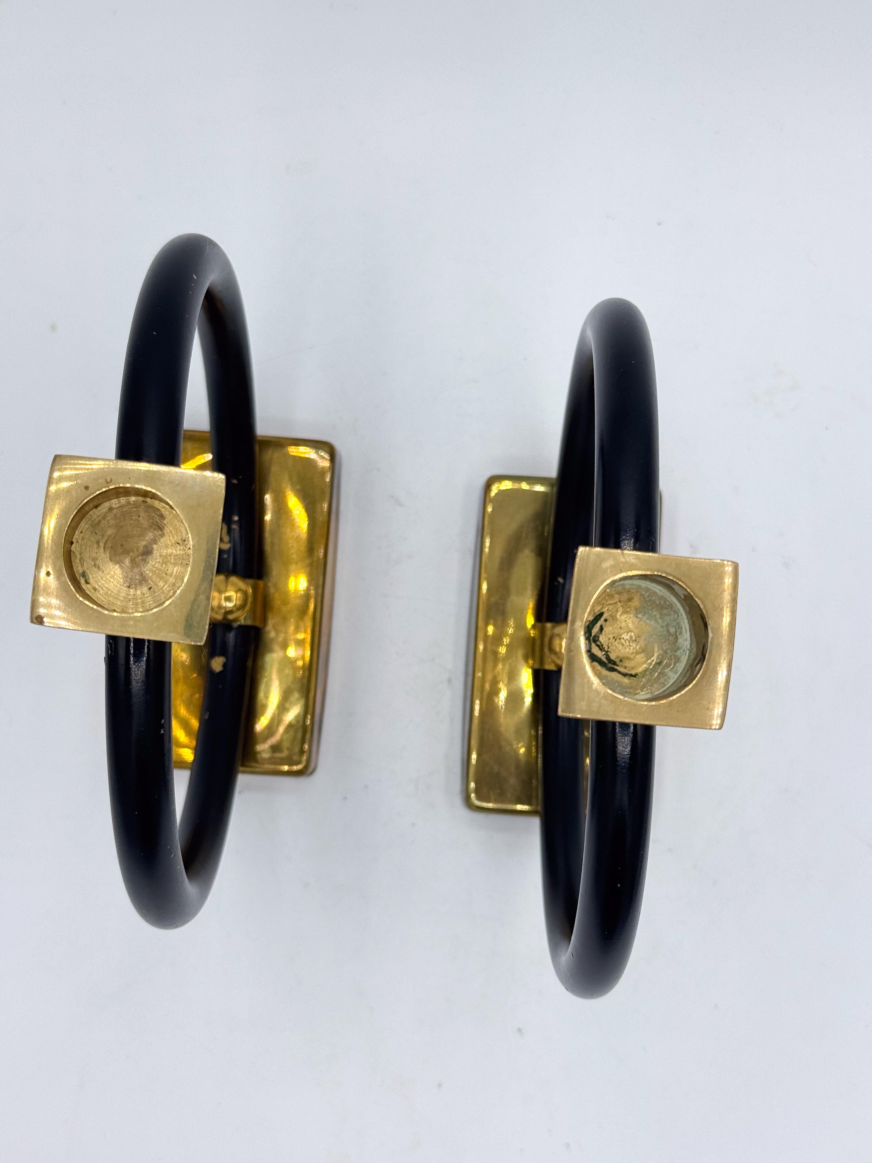 Coppia di portacandele scultorei in ottone e anelli neri, postmoderno, anni '80 in vendita 4