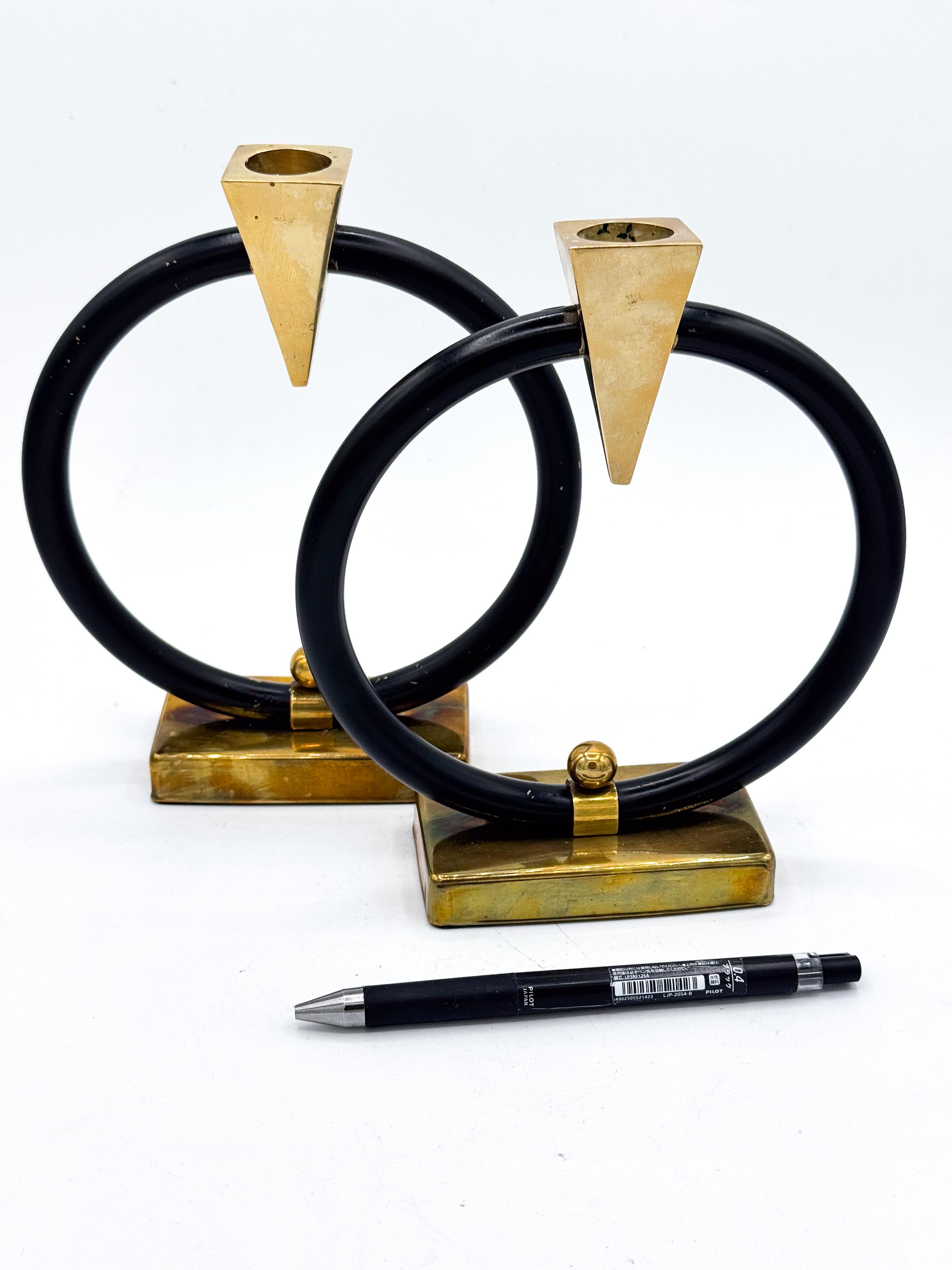 Coppia di portacandele scultorei in ottone e anelli neri, postmoderno, anni '80 in vendita 5