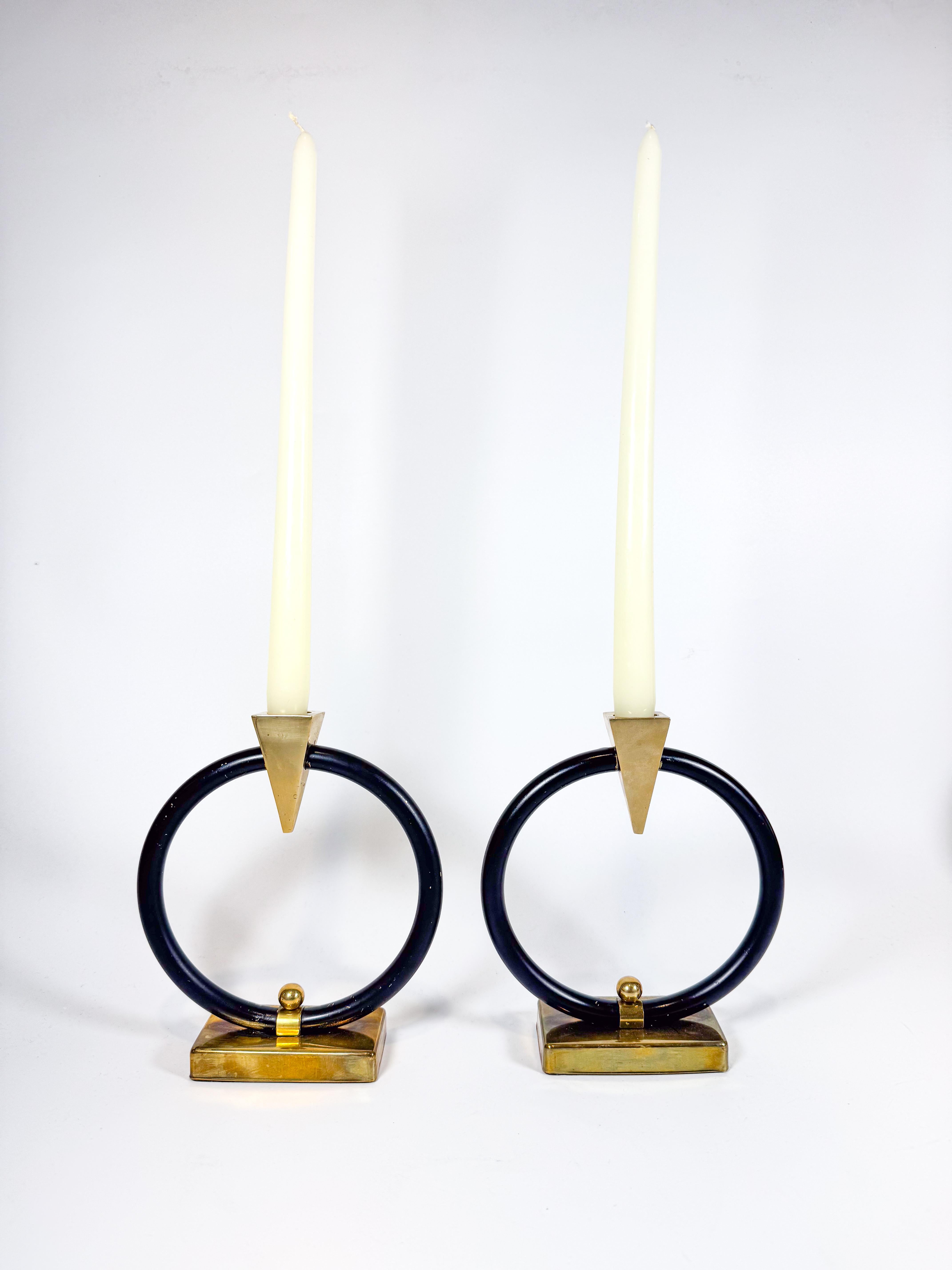 Postmoderno Coppia di portacandele scultorei in ottone e anelli neri, postmoderno, anni '80 in vendita