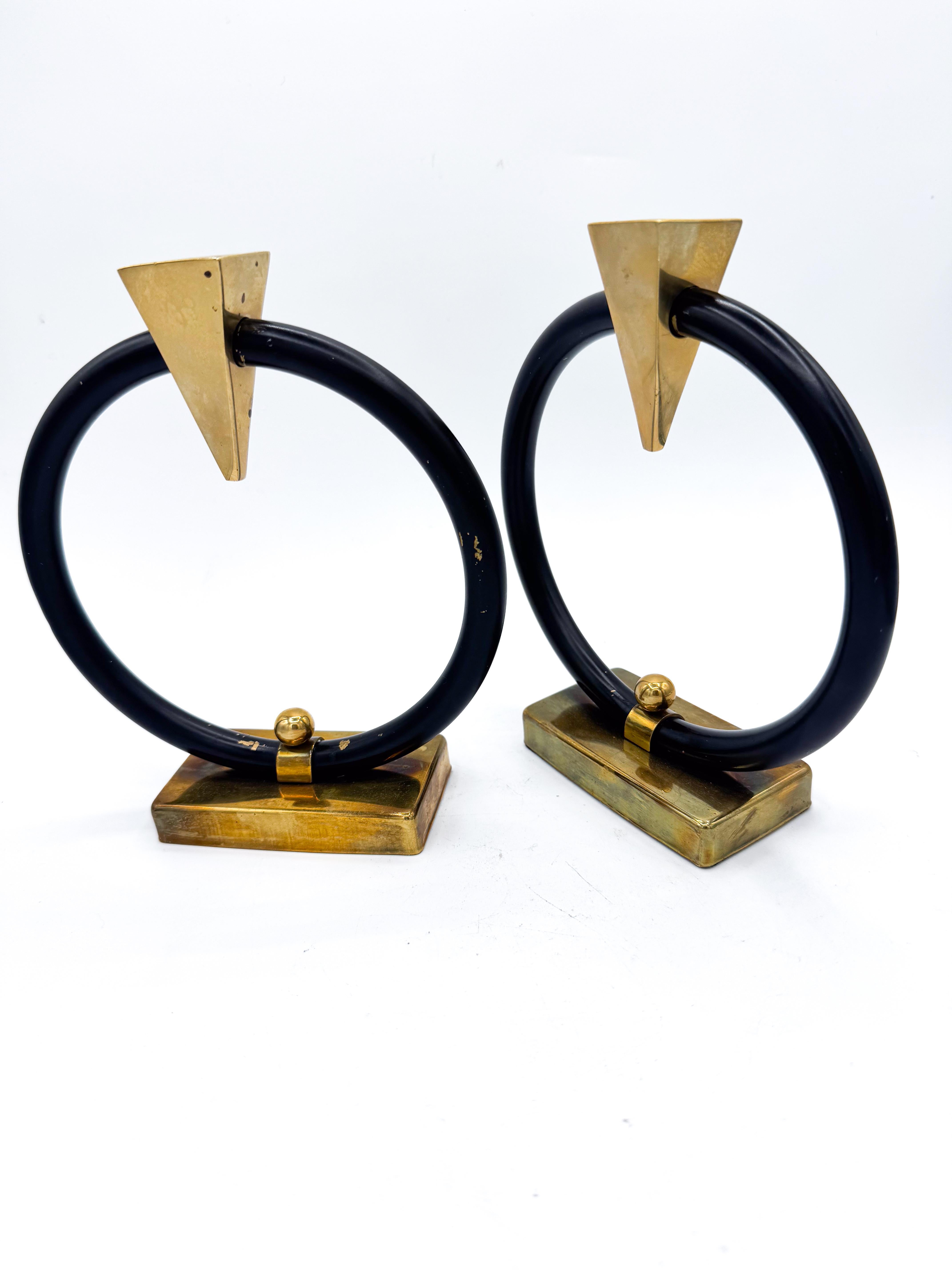 Coppia di portacandele scultorei in ottone e anelli neri, postmoderno, anni '80 In condizioni buone in vendita a Toronto, CA